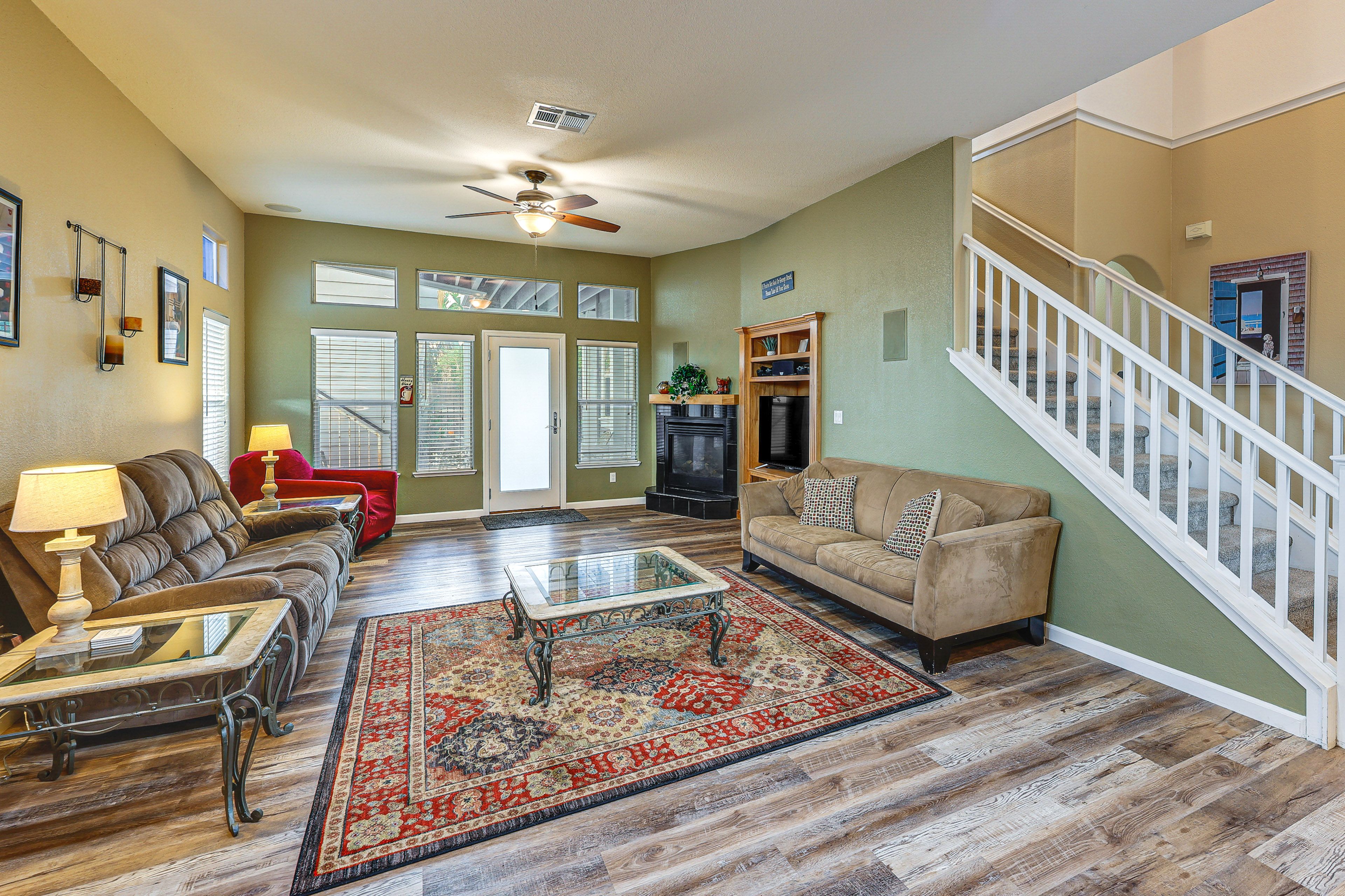 Living Room | Free WiFi | Central Heating & A/C | Smart TV | 1st Floor