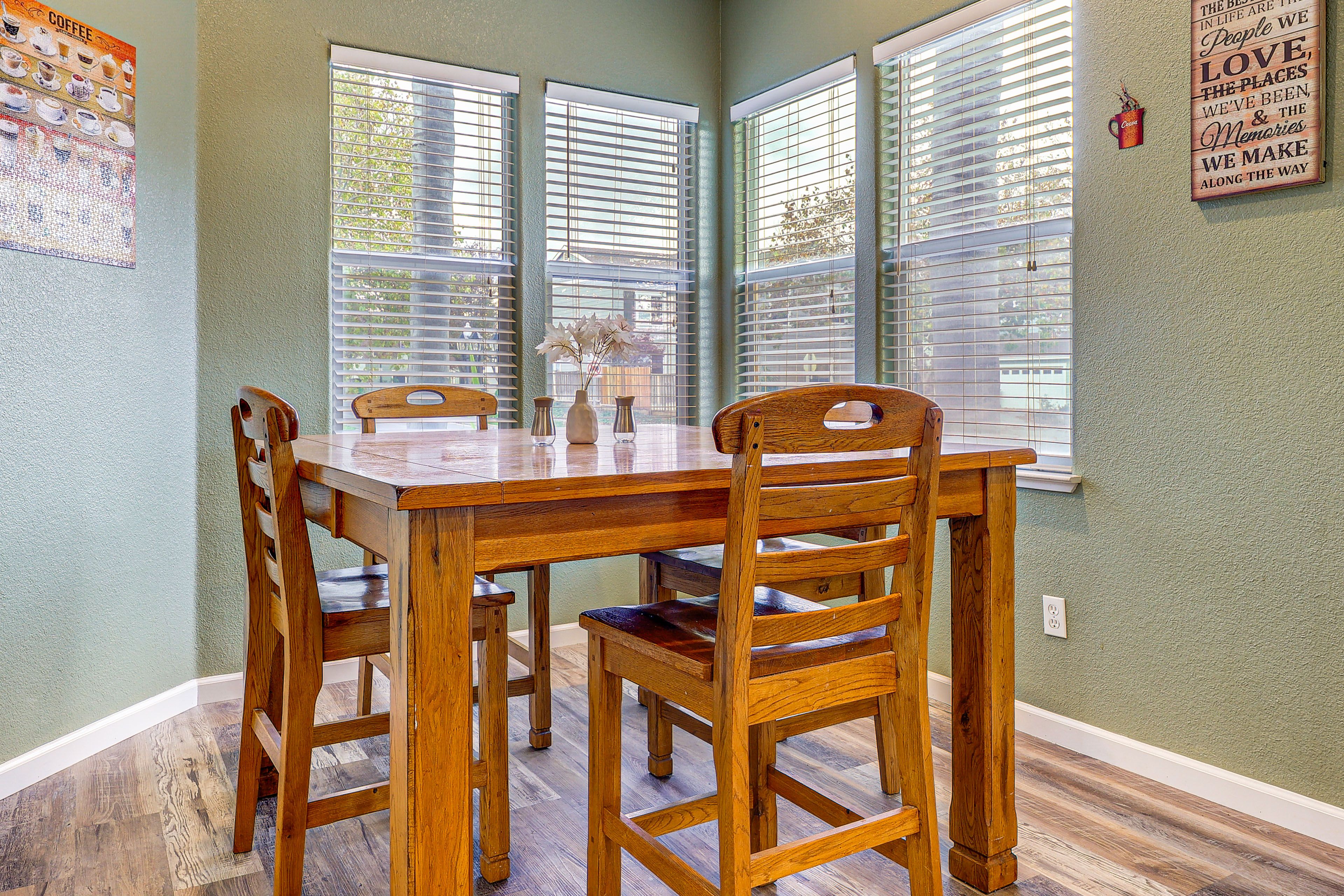 Dining Area | Dishware/Flatware Provided | 1st Floor