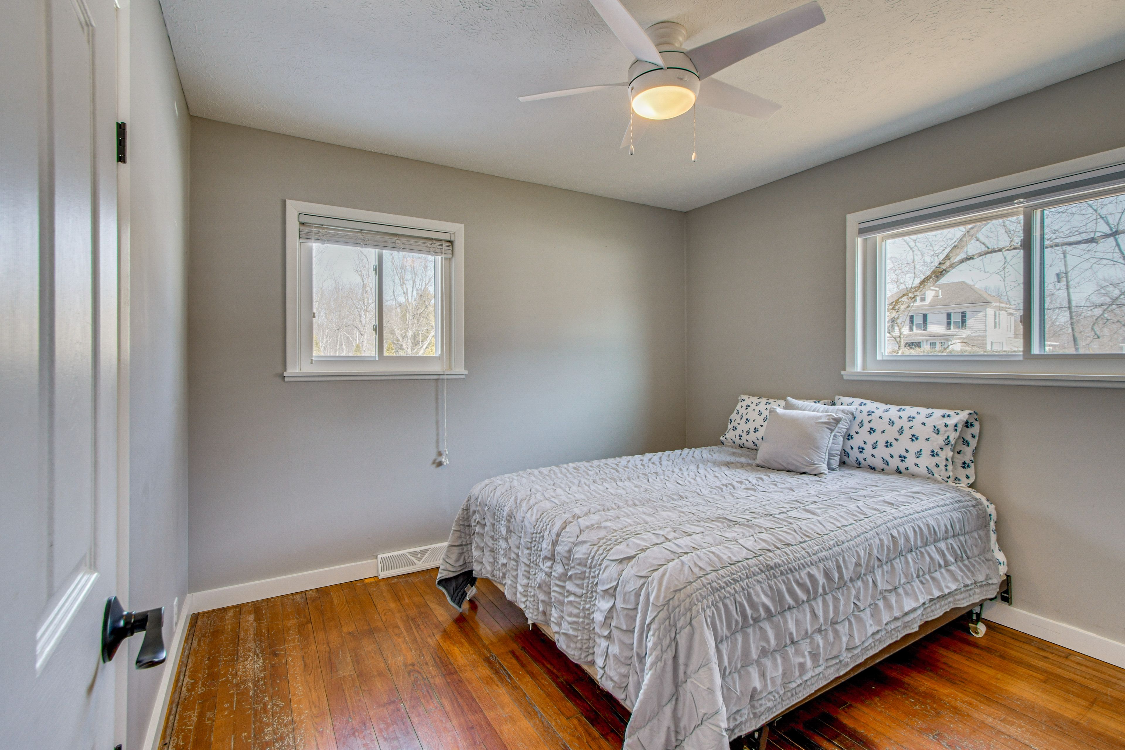 Bedroom 2 | Queen Bed | 1st Floor