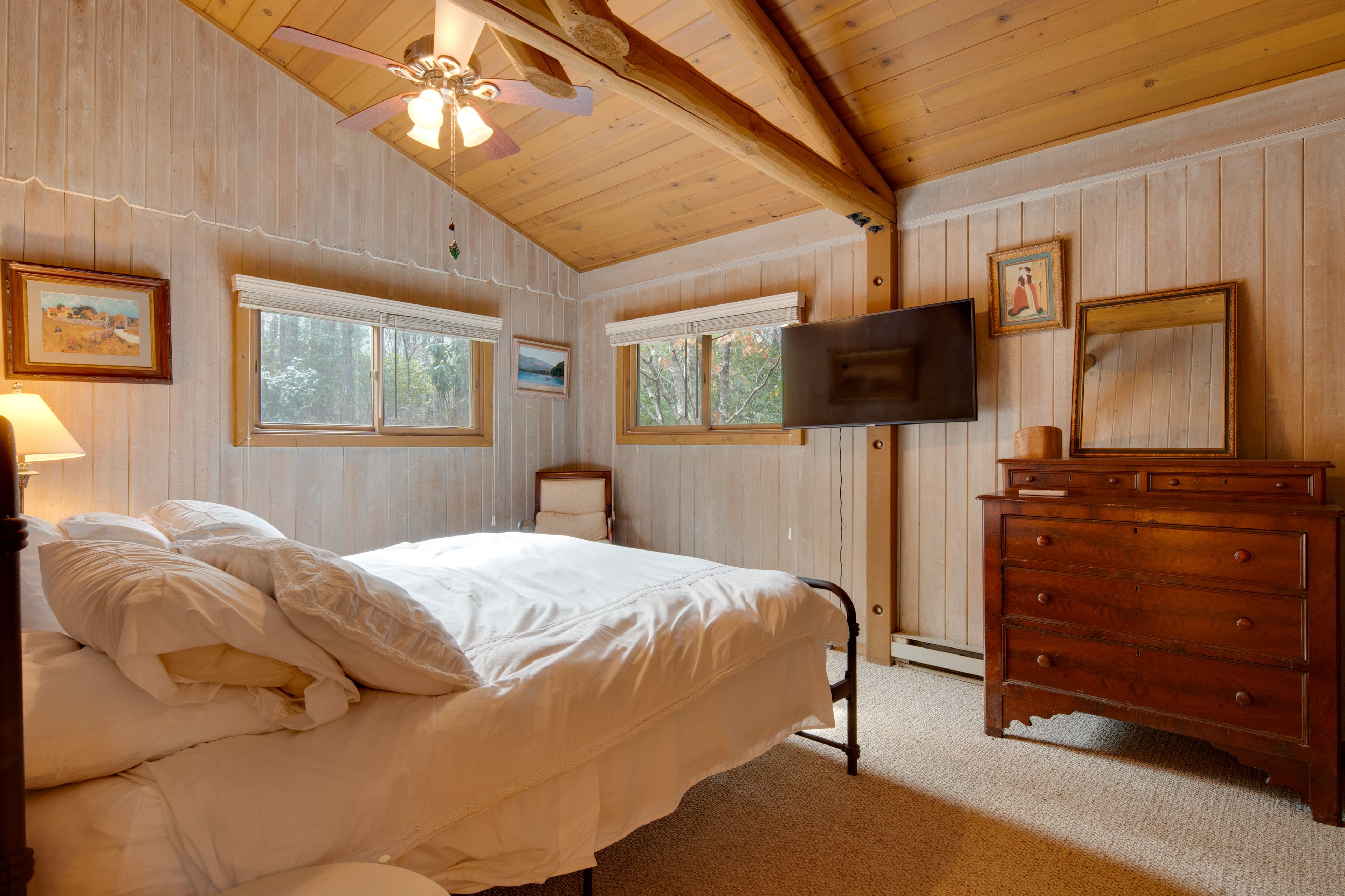 Bedroom 1 | King Bed | Main Floor