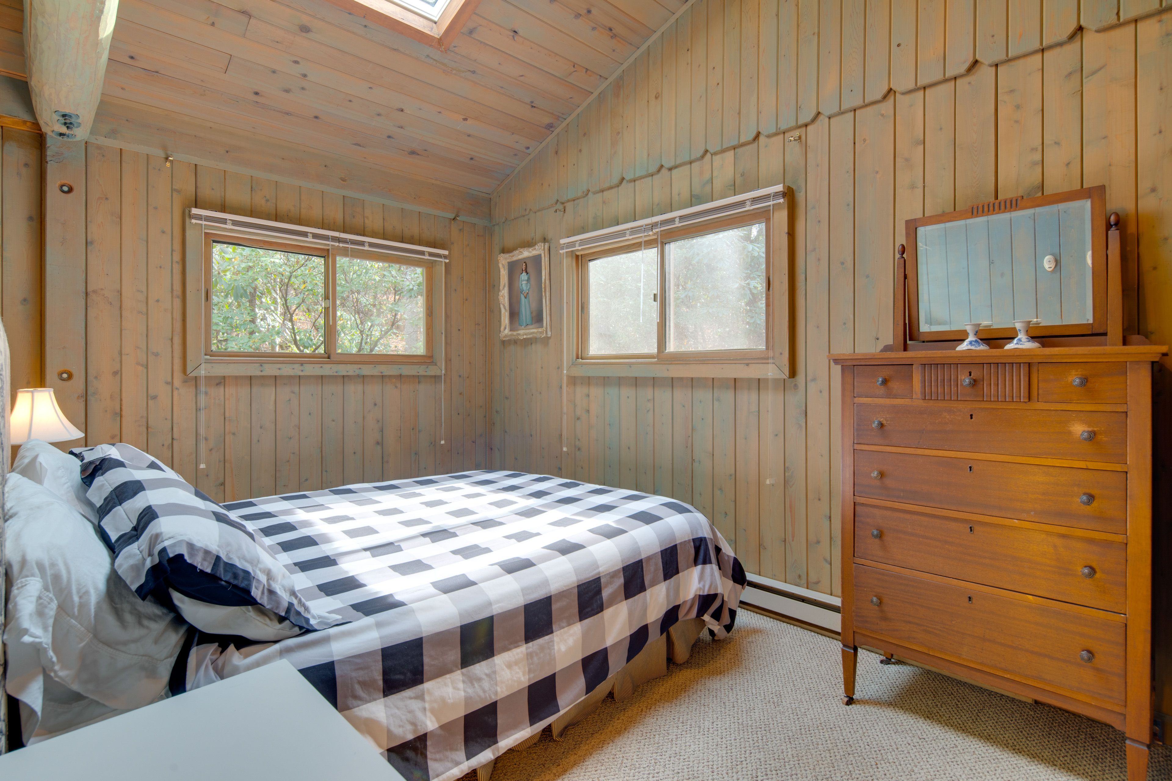 Bedroom 2 | Queen Bed | Main Floor