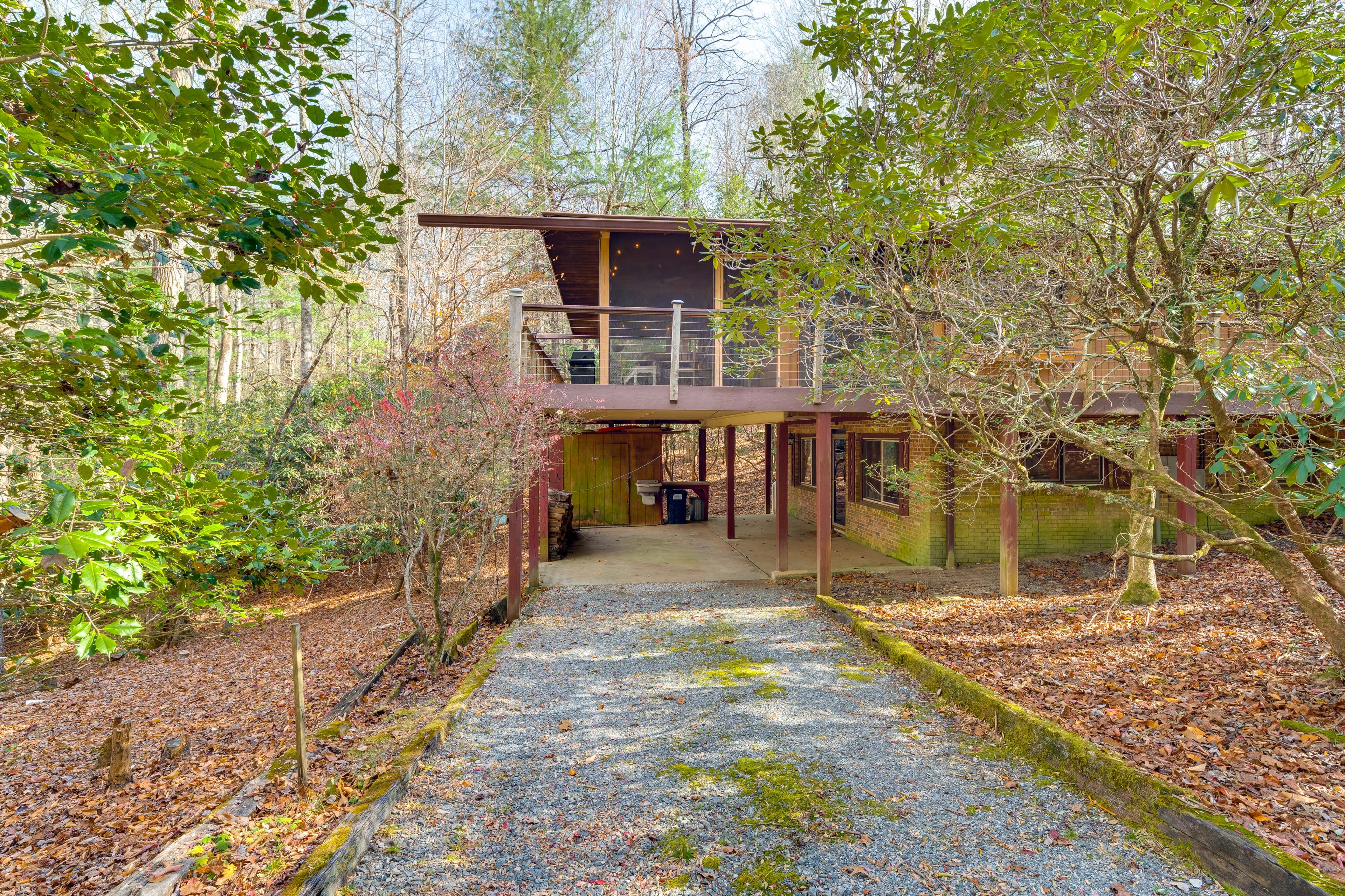 Parking | Carport (1 Vehicle) | Driveway (5 Vehicles)