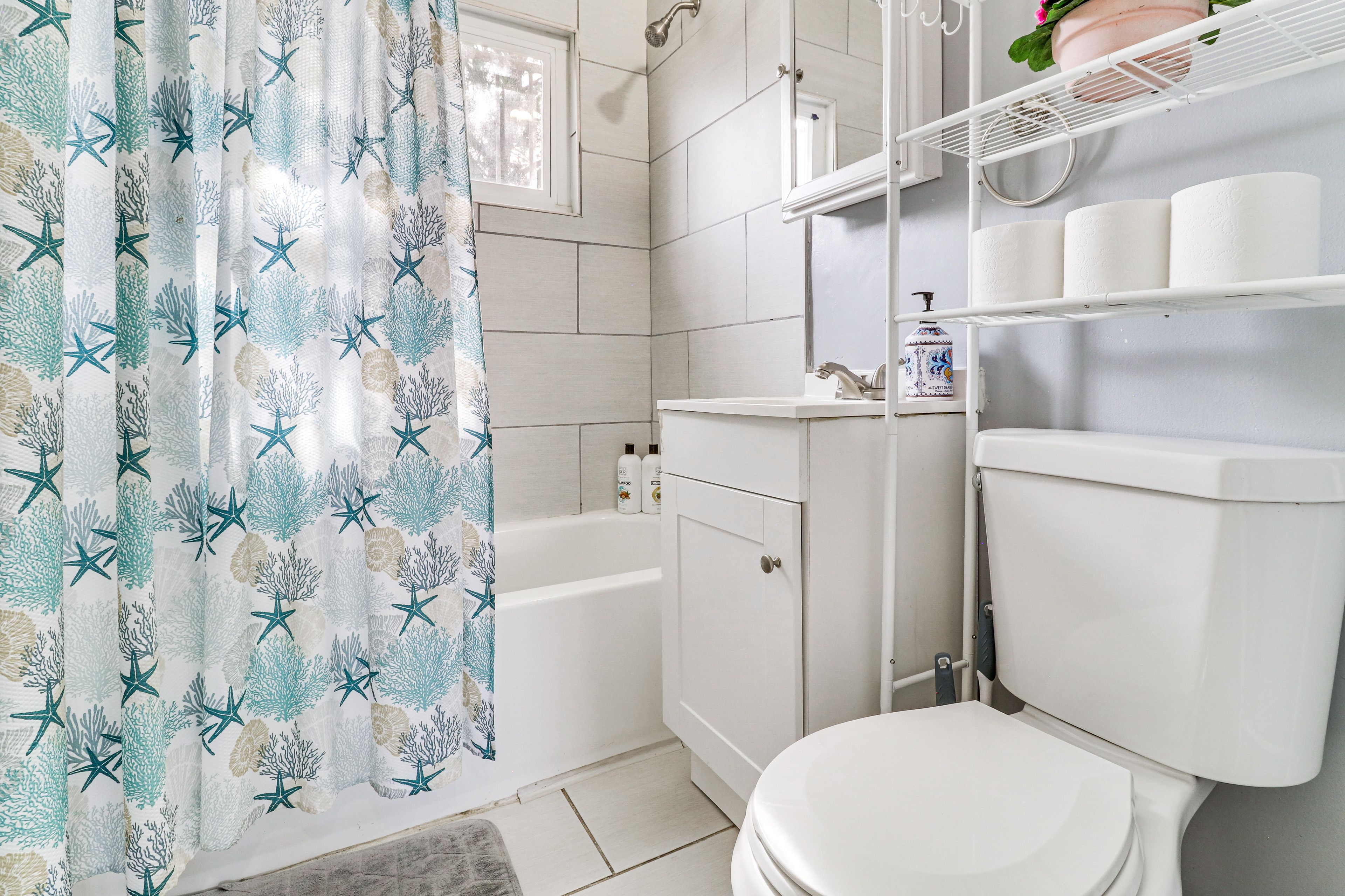 Full Bathroom | Towels Provided