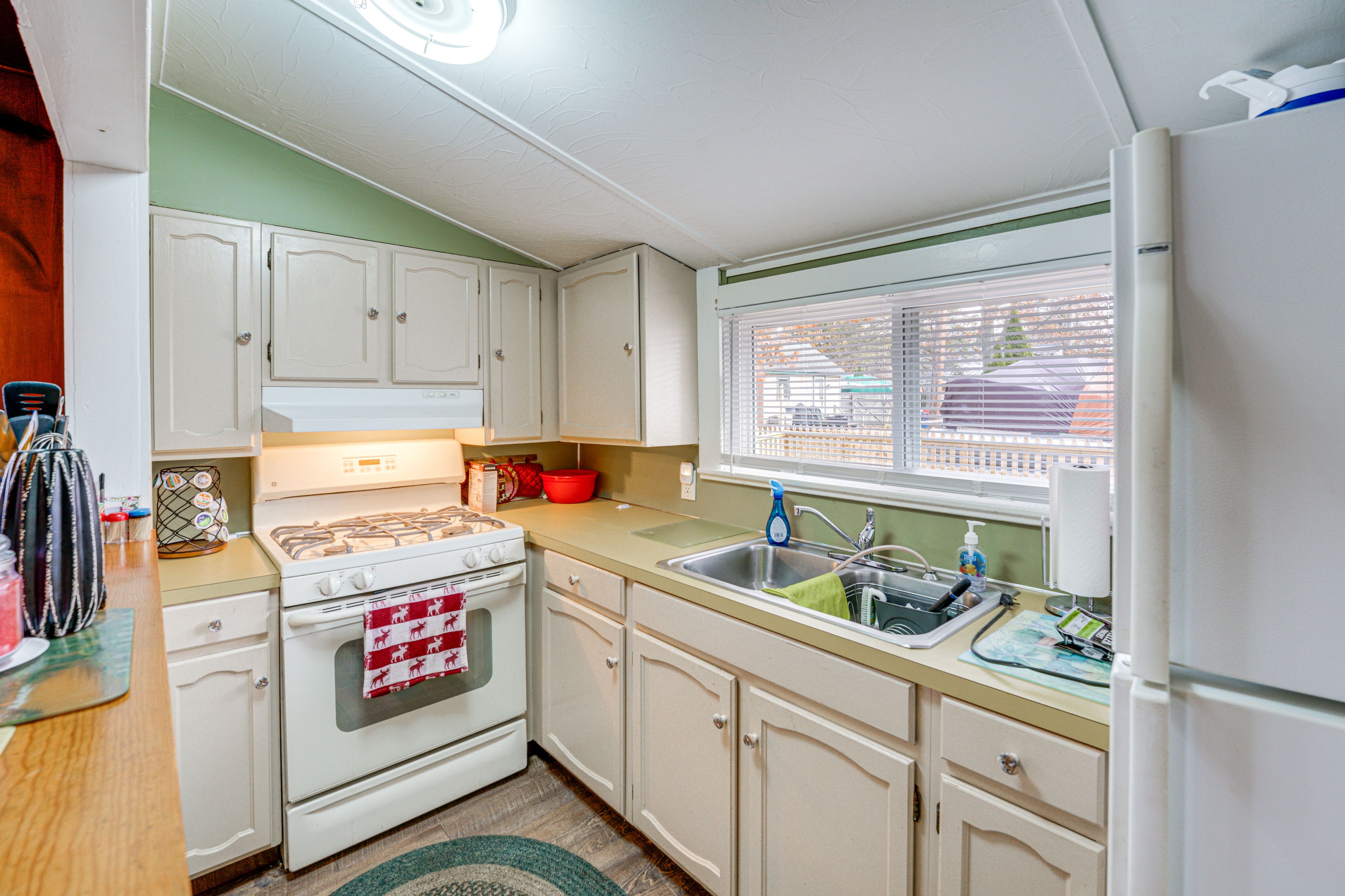 Kitchen | Drip Coffee Maker & Keurig