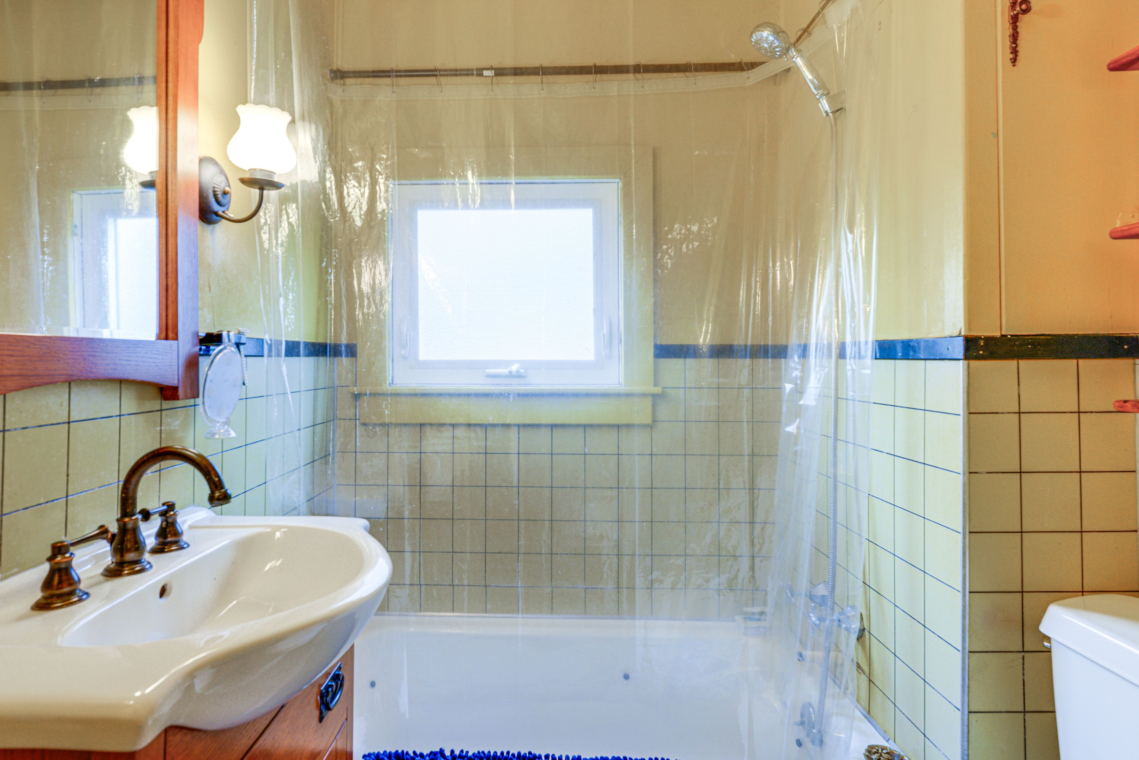 Full Bathroom | Towels Provided | Complimentary Toiletries