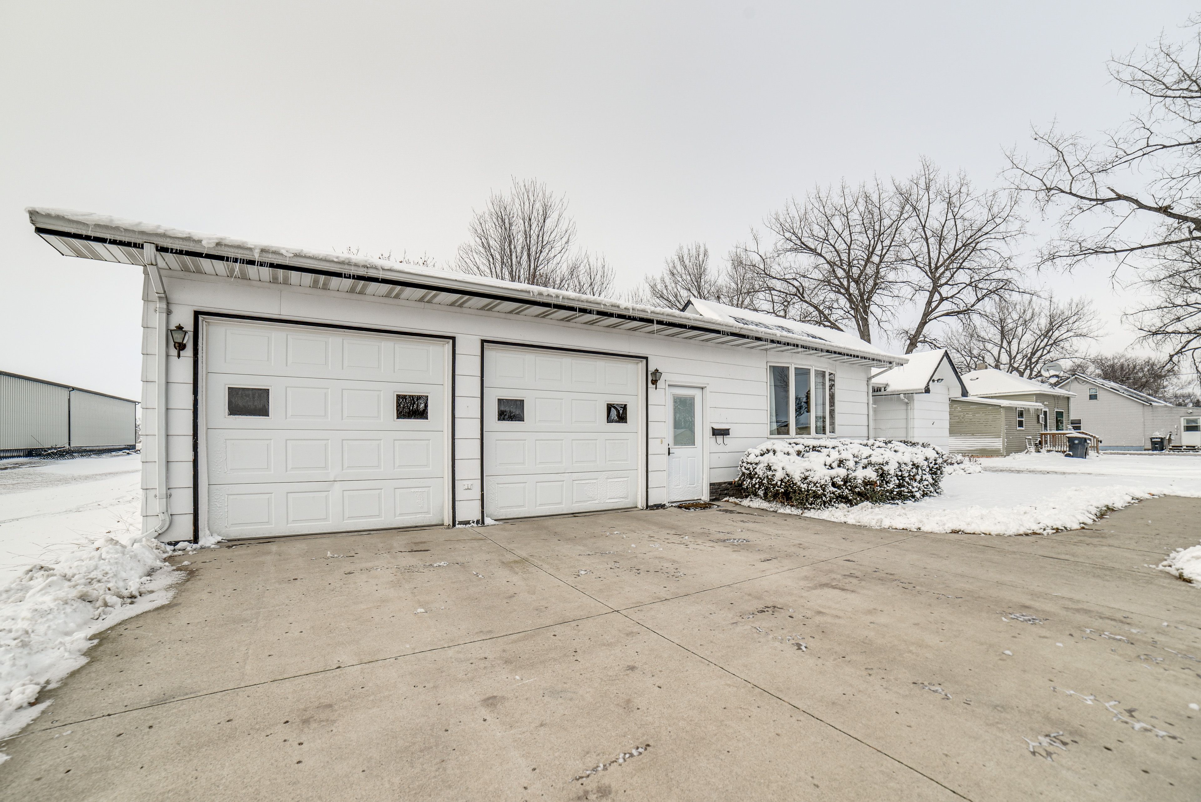 Parking | Driveway (2 Vehicles) | Free Street Parking (4 Vehicles)