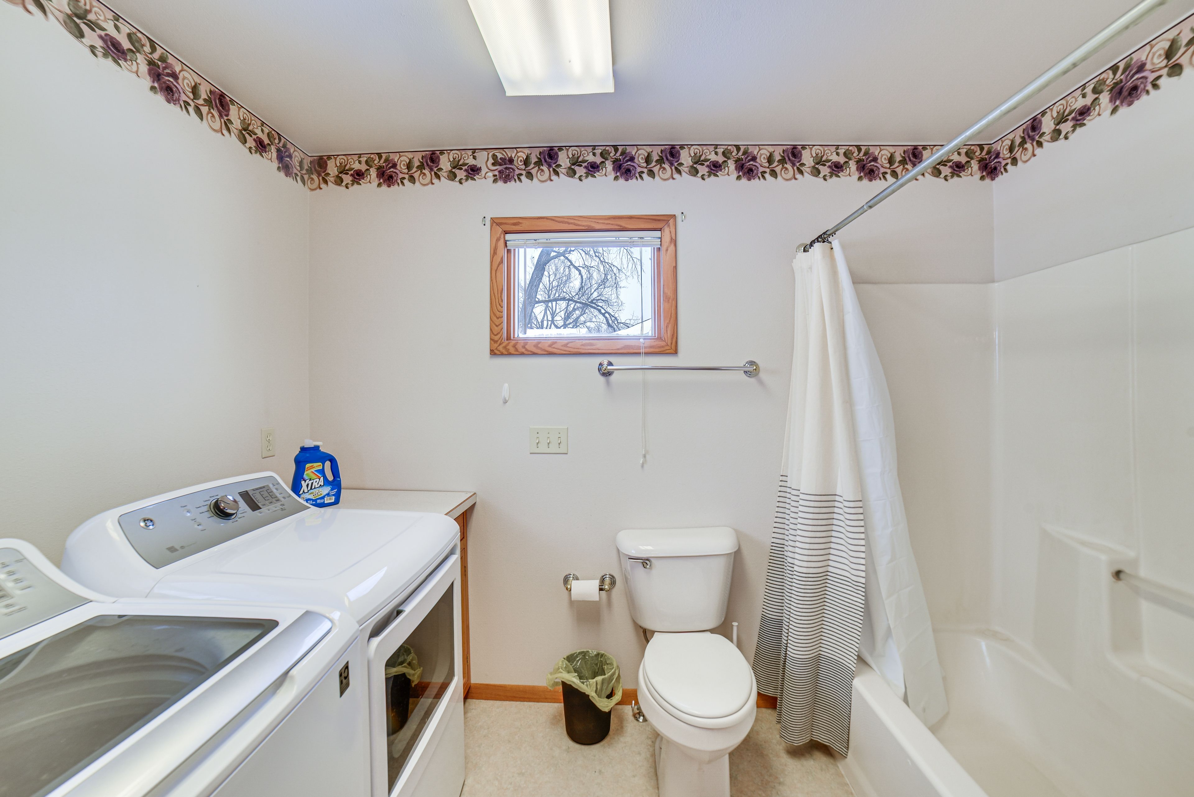 Full Bathroom | 1st Floor | Towels Provided | Washer/Dryer