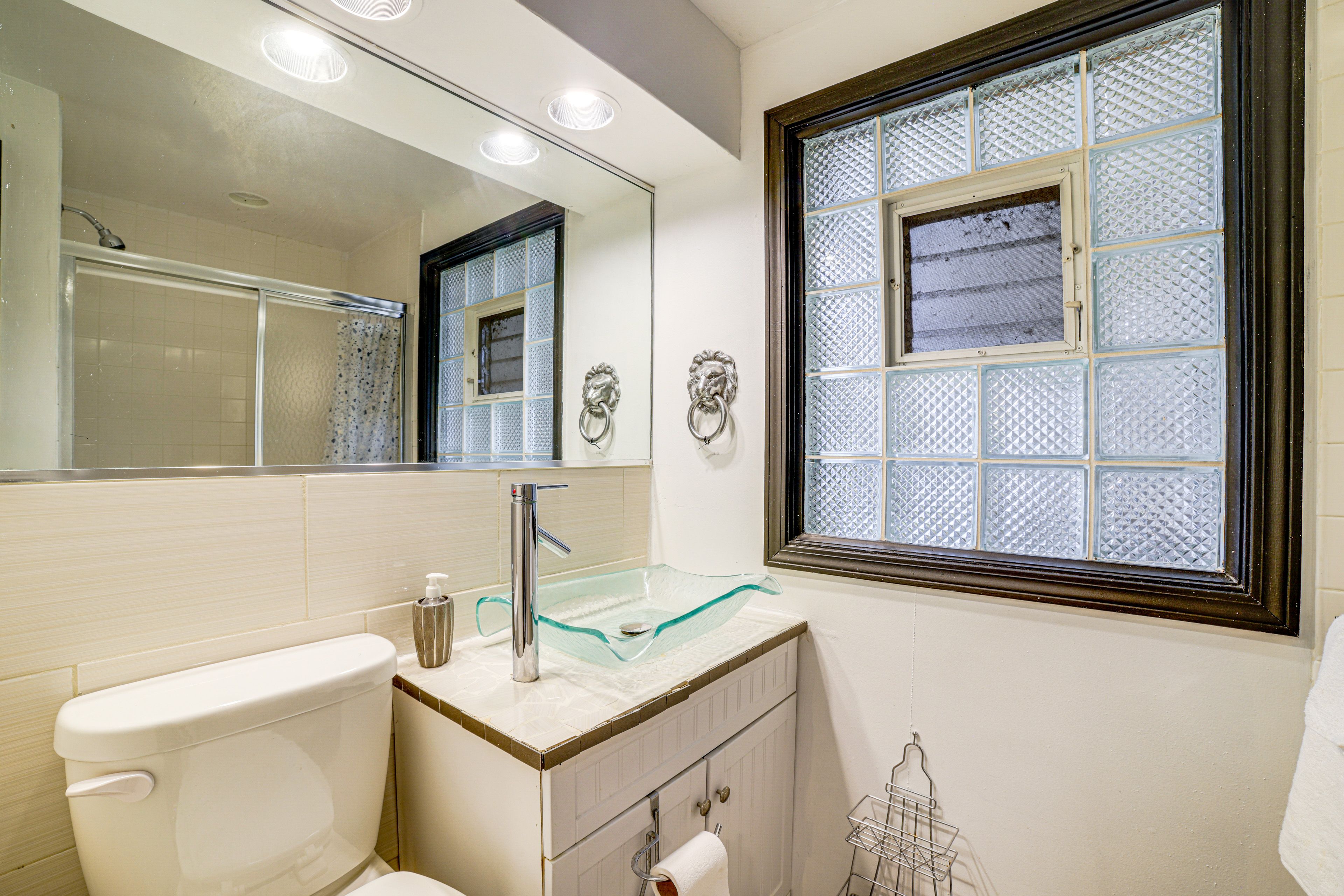 Full Bathroom | 1st Floor | Complimentary Toiletries | Towels Provided