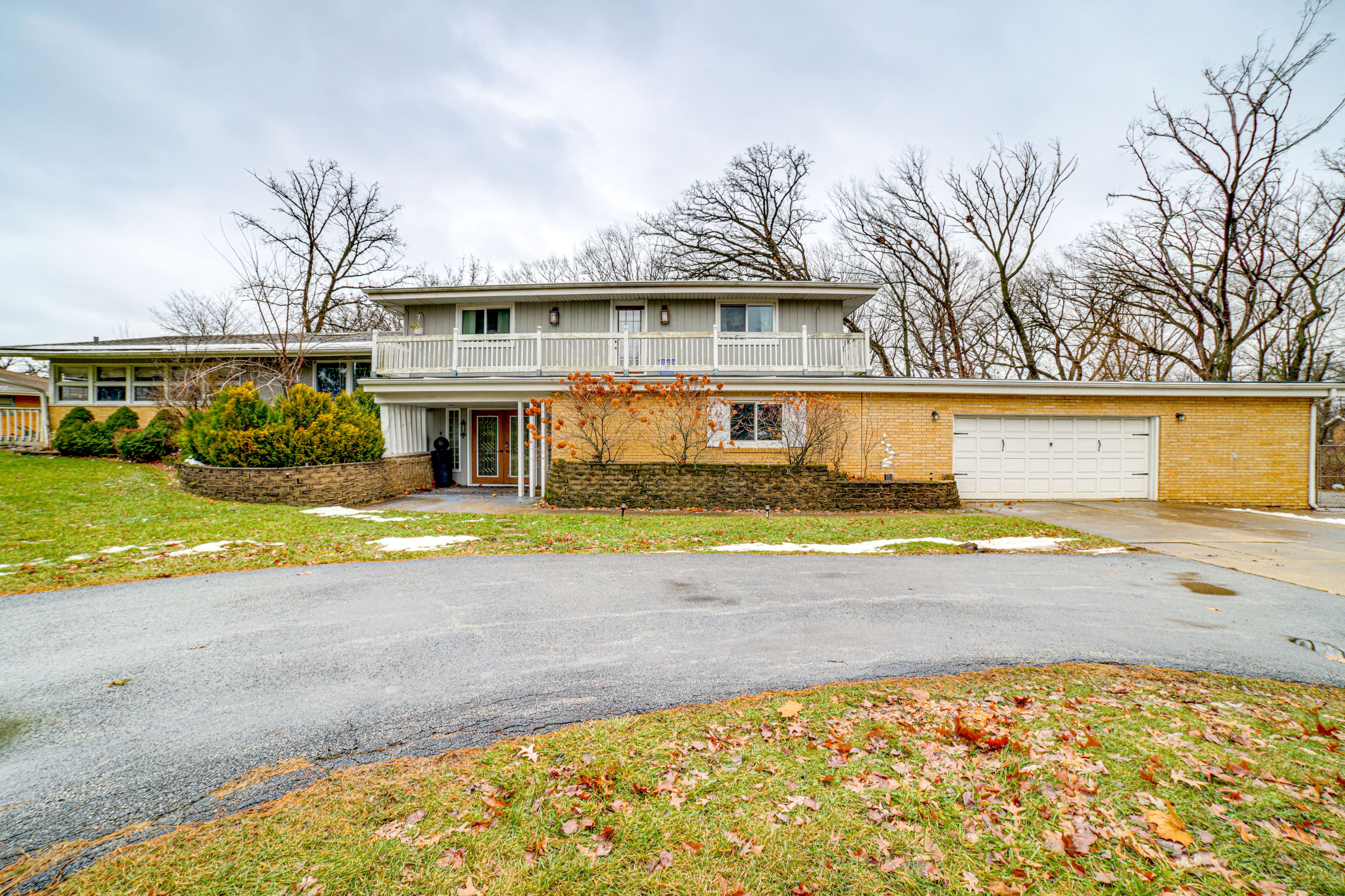 Exterior | Parking | Driveway (4 Vehicles)