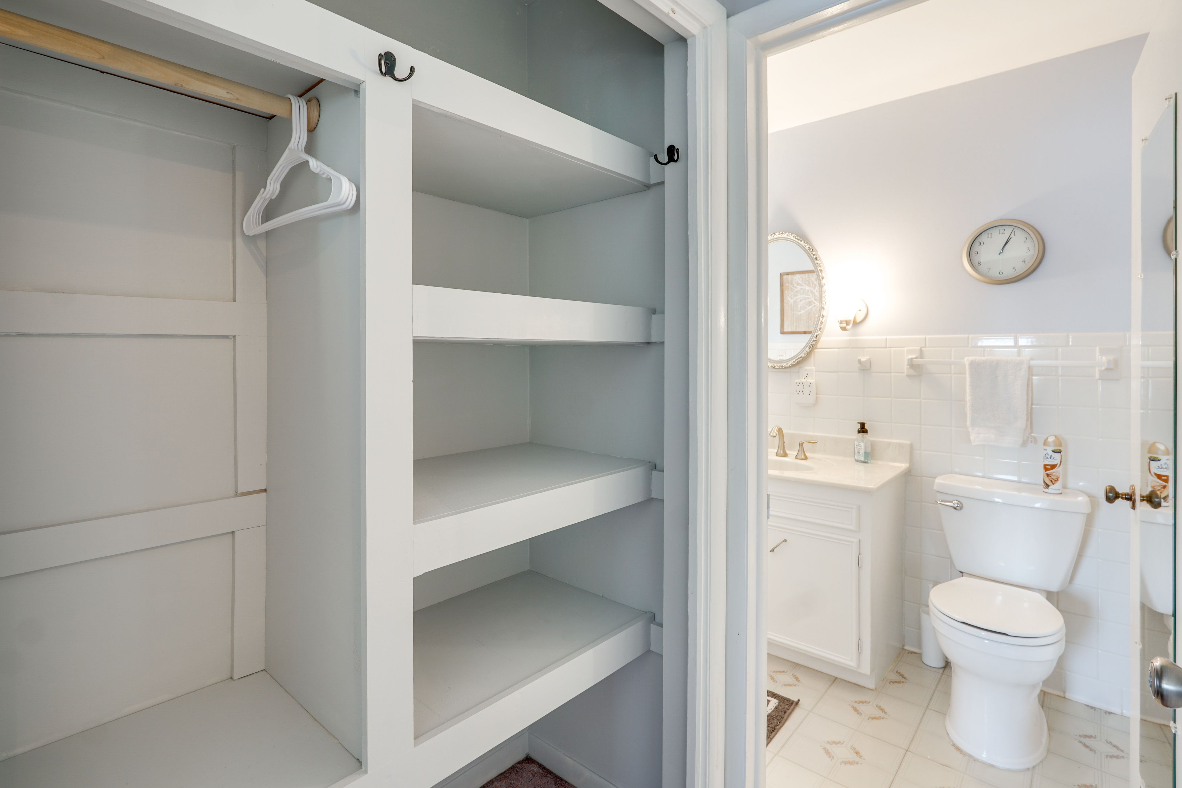 Full Bathroom | Towels Provided | 2nd Floor