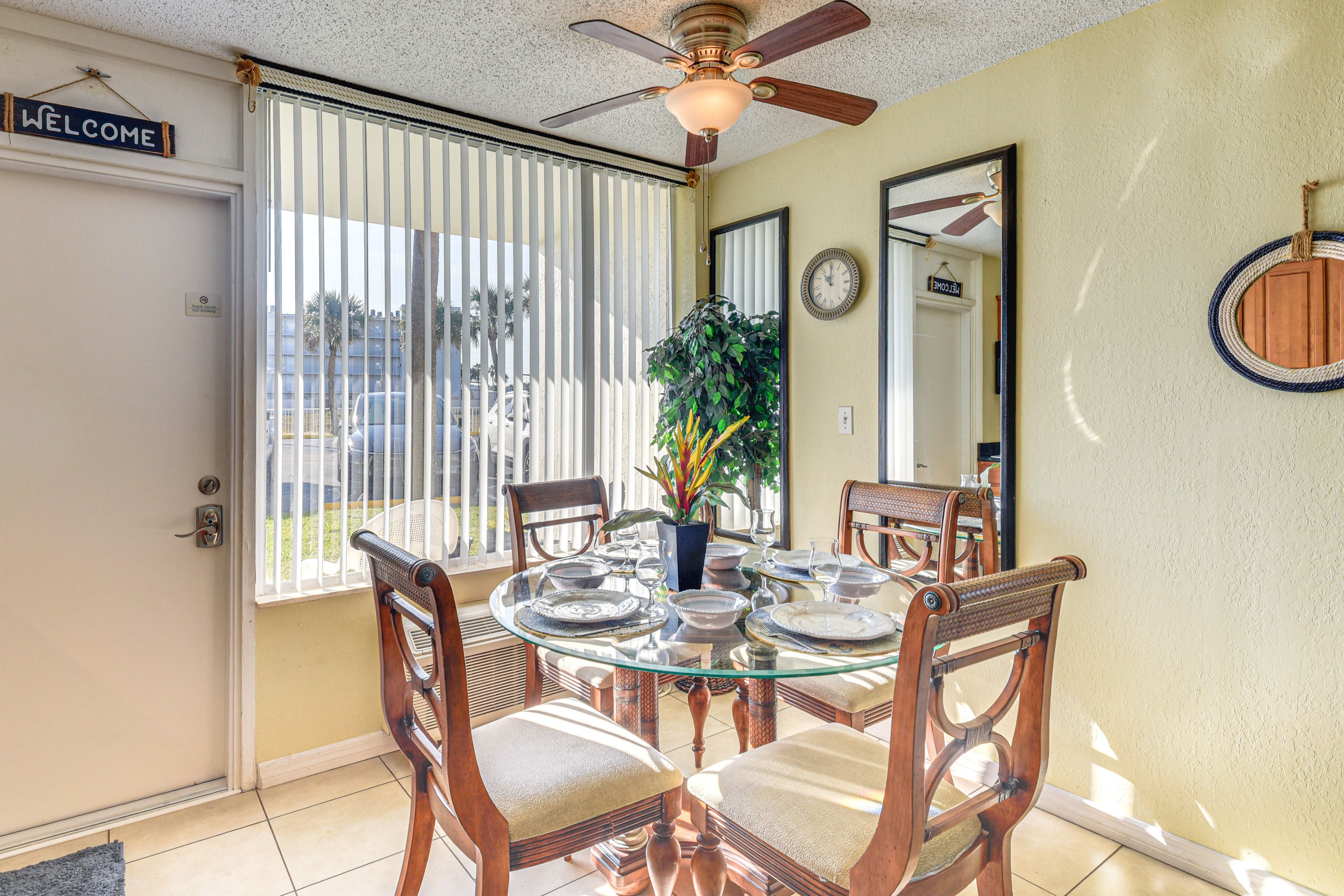 Dining Area | Dishes & Flatware Provided