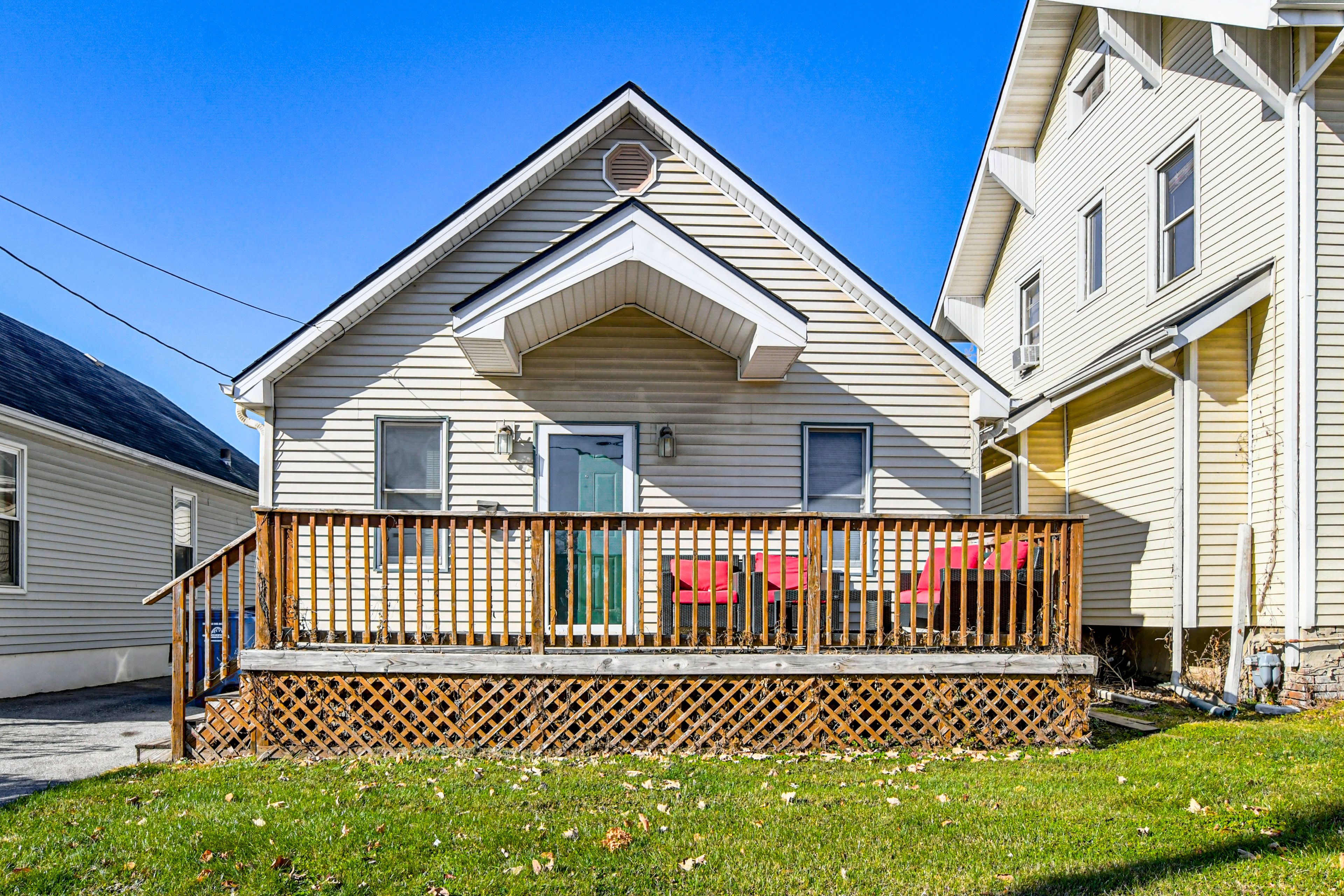 Des Moines Vacation Rental | 3BR | 1BA | 952 Sq Ft | Stairs to Enter