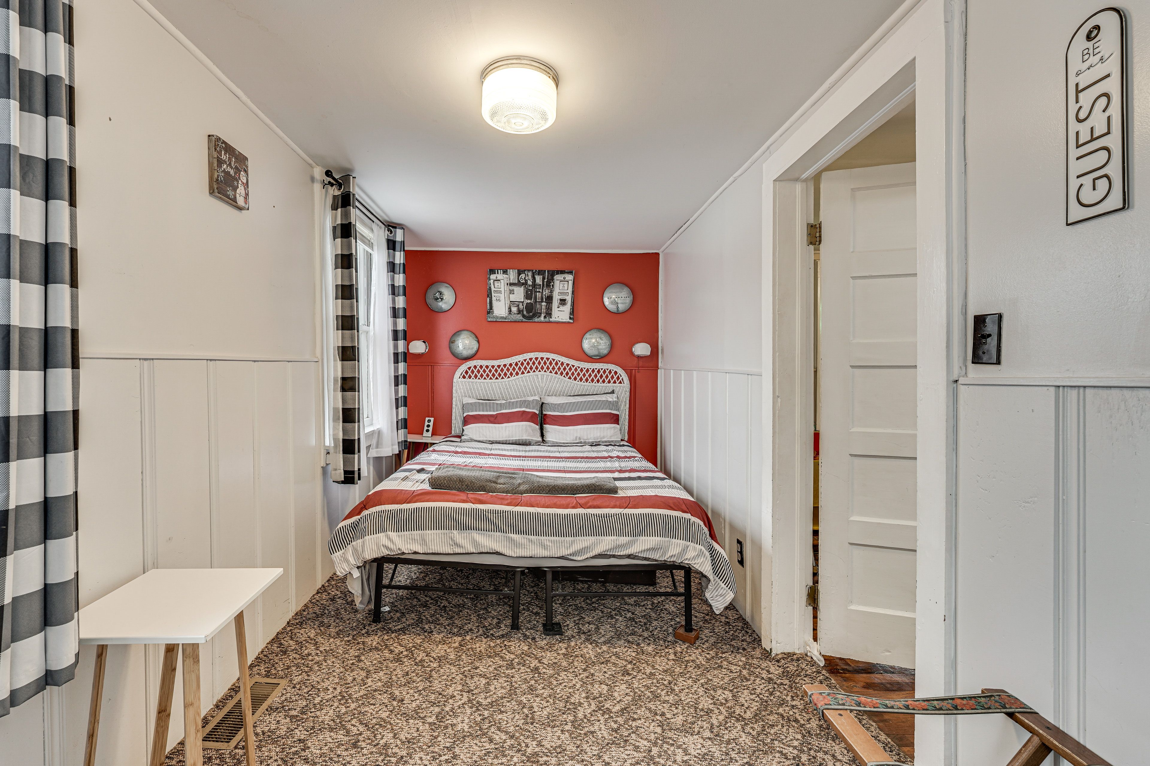 Bedroom | Queen Bed | Linens