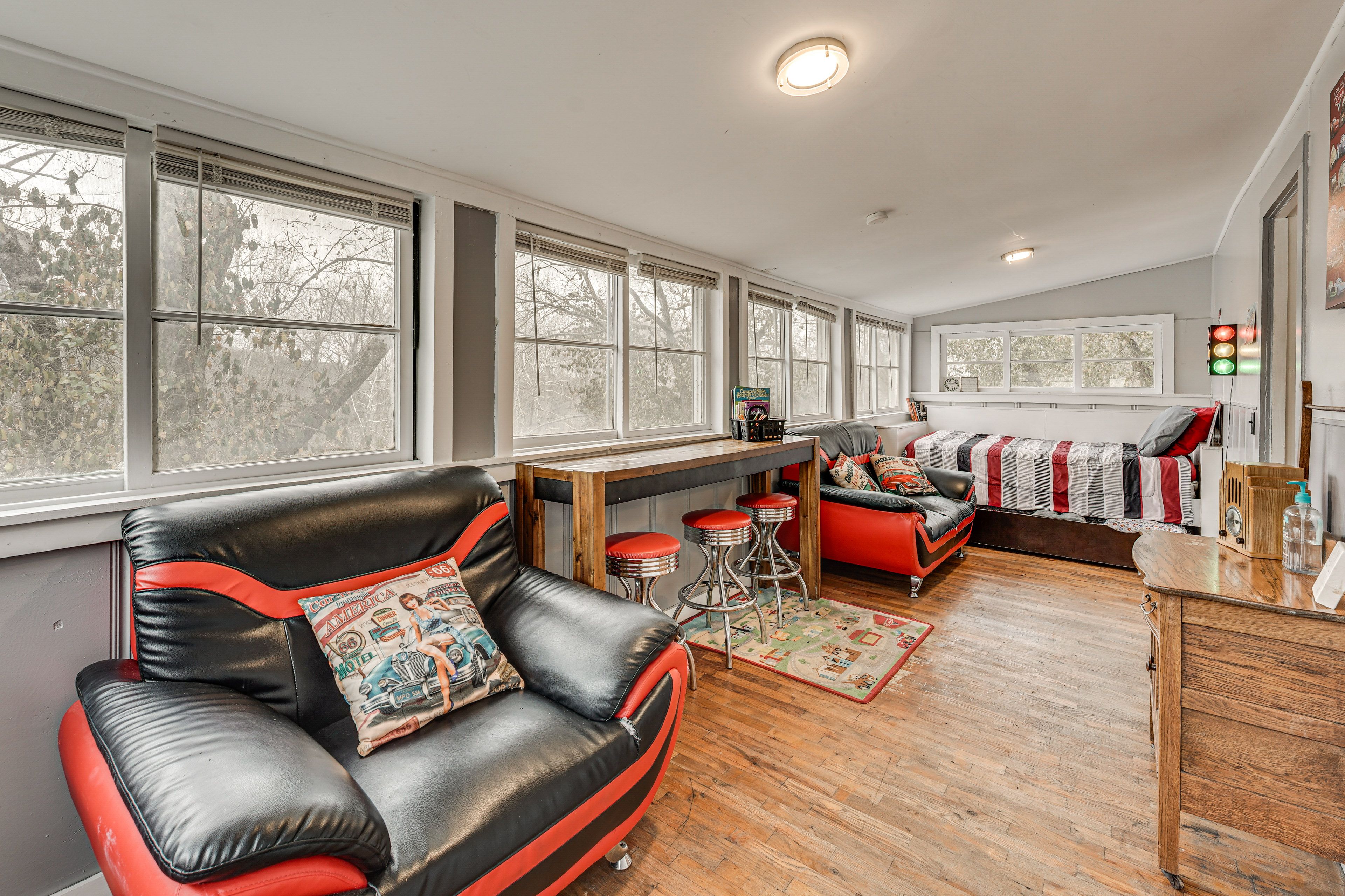 Sunroom | Twin Bed w/ Twin Trundle