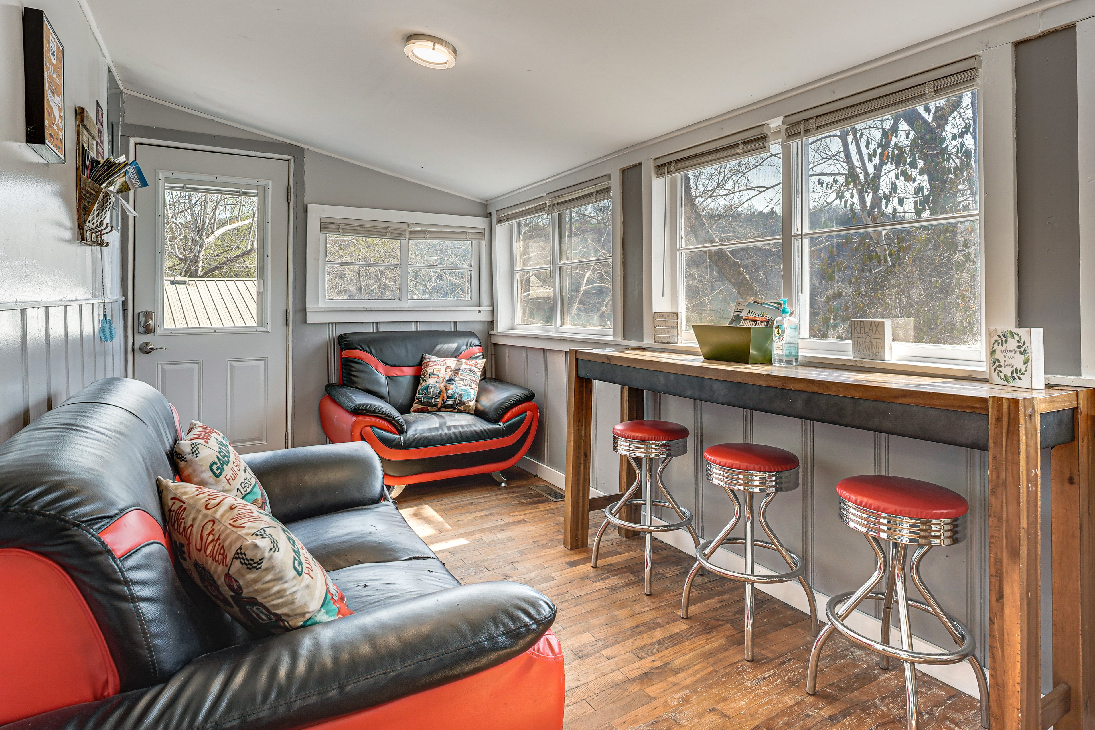 Sunroom | Twin Bed w/ Twin Trundle