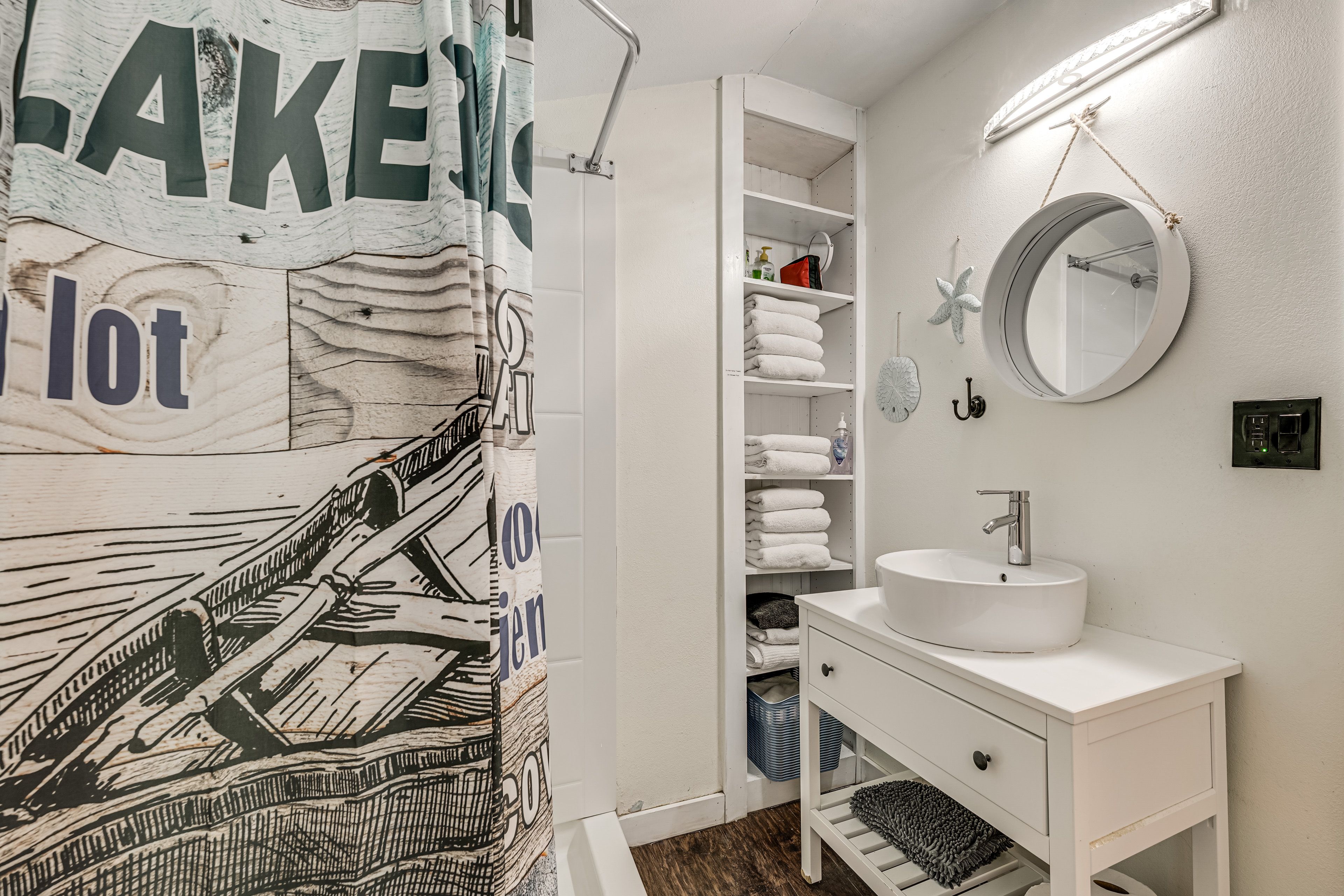 Full Bathroom | Towels Provided | Main Level