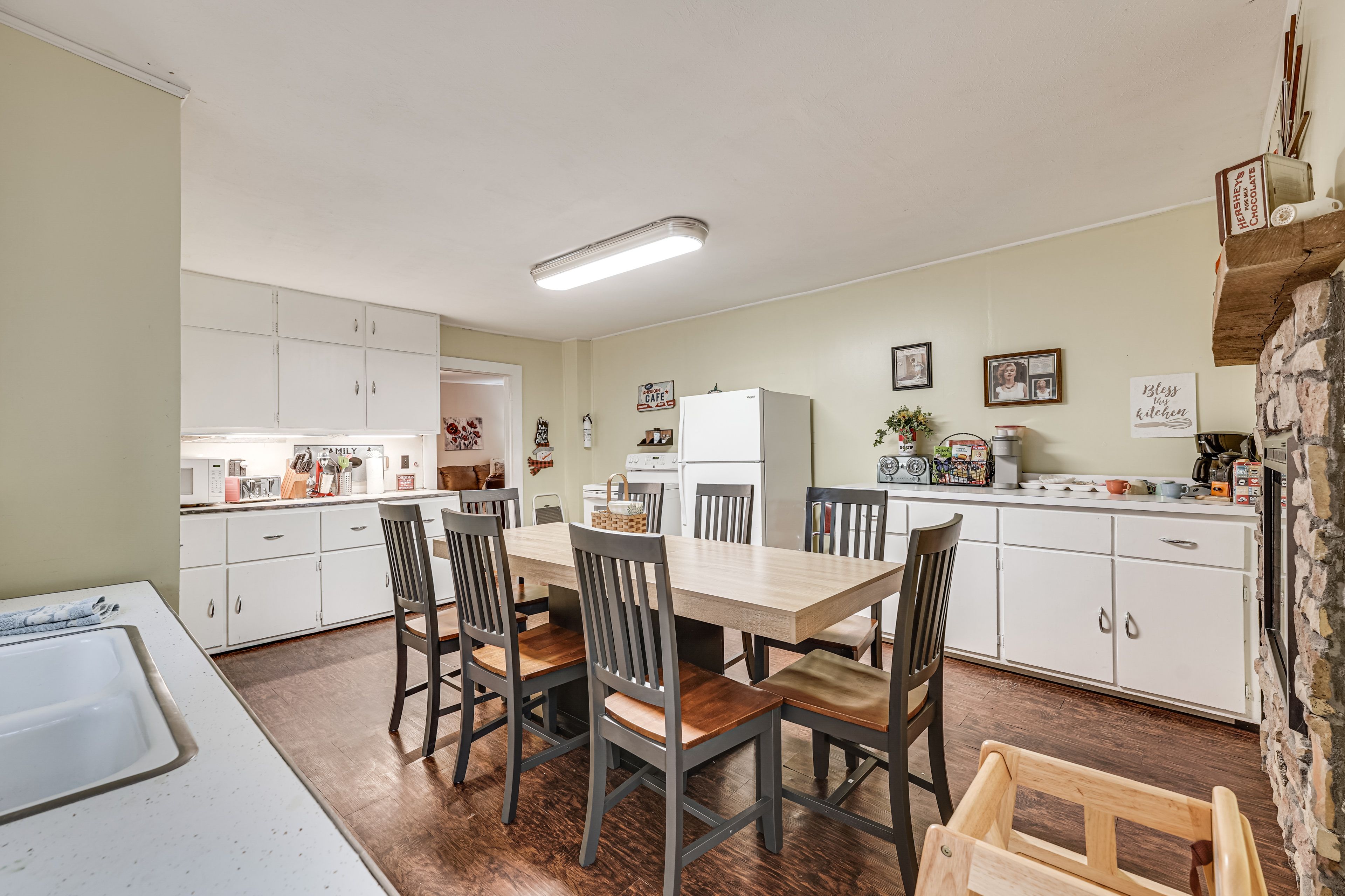 Kitchen | Microwave | Toaster | Main Level