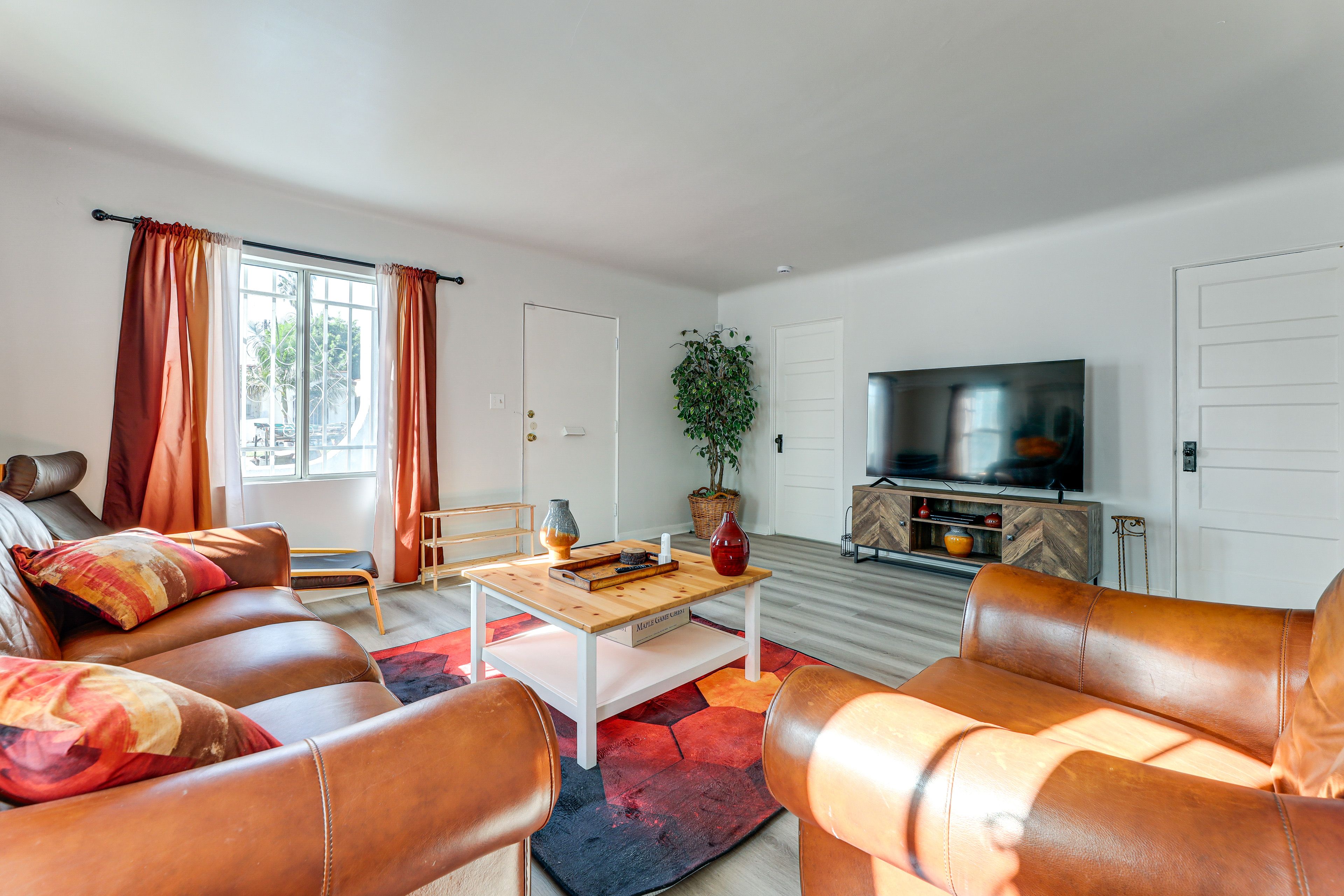 Living Room | Smart TV | Free WiFi