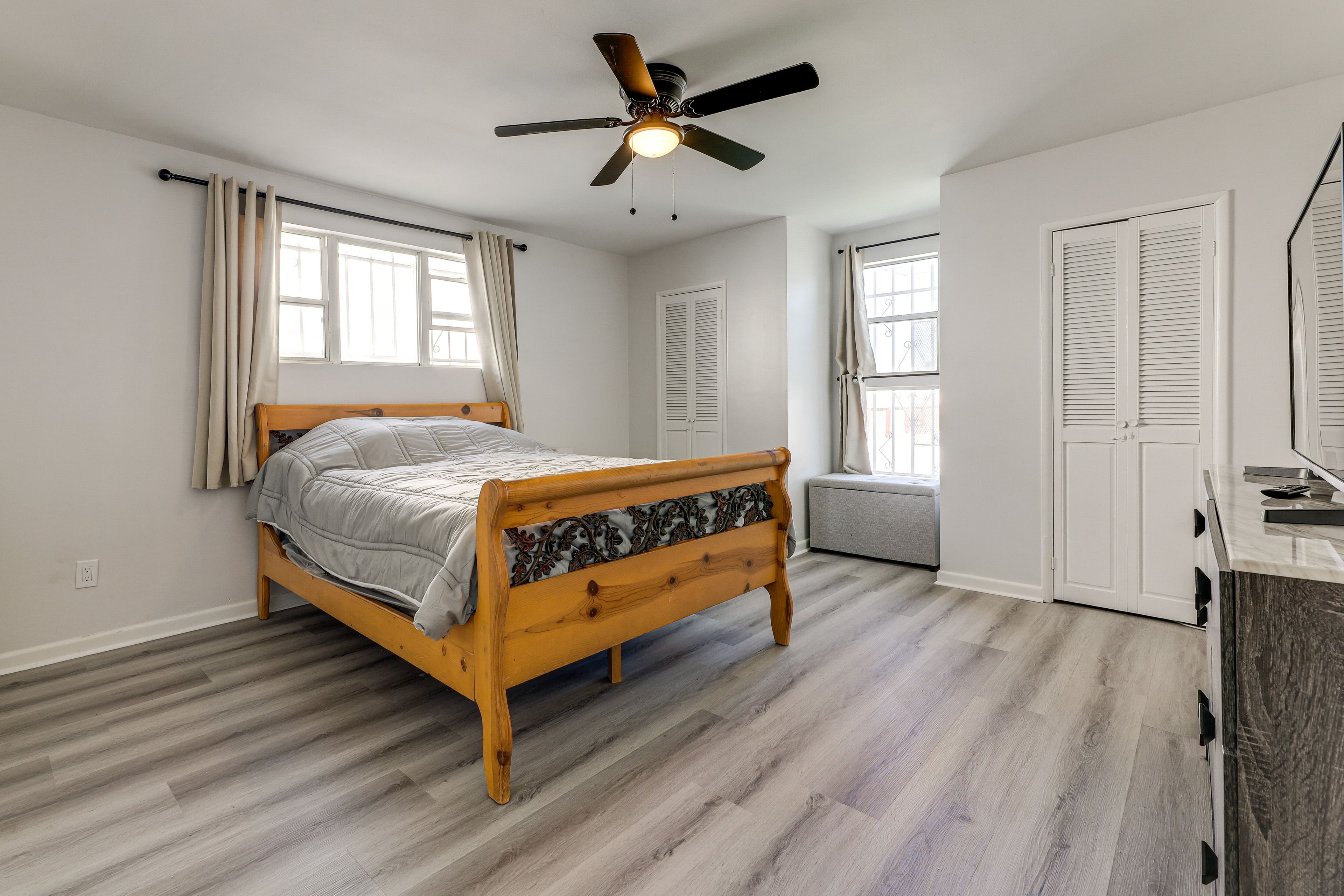 Bedroom 1 | Queen Bed | Smart TV