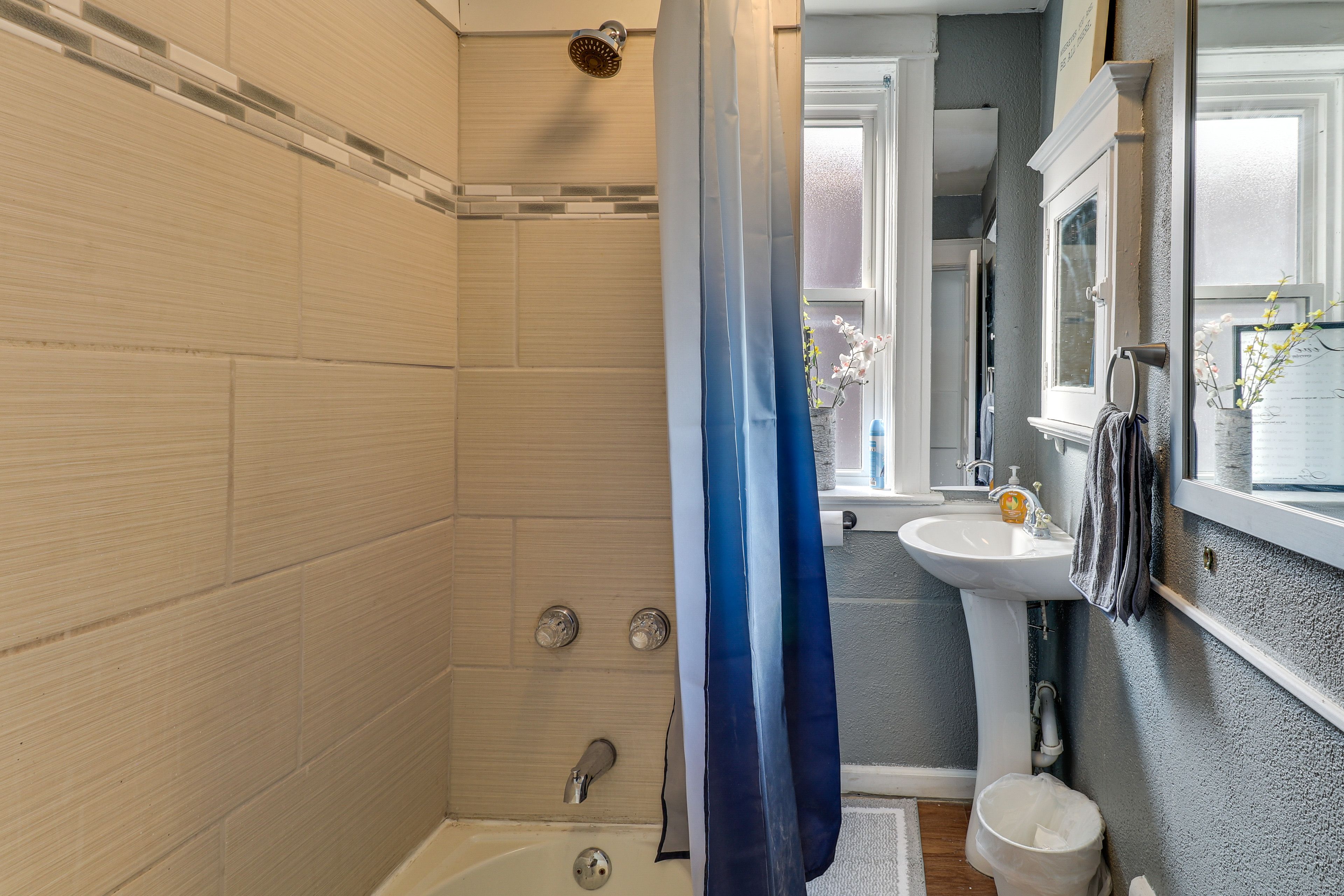Full Bathroom | Towels Provided | Complimentary Toiletries