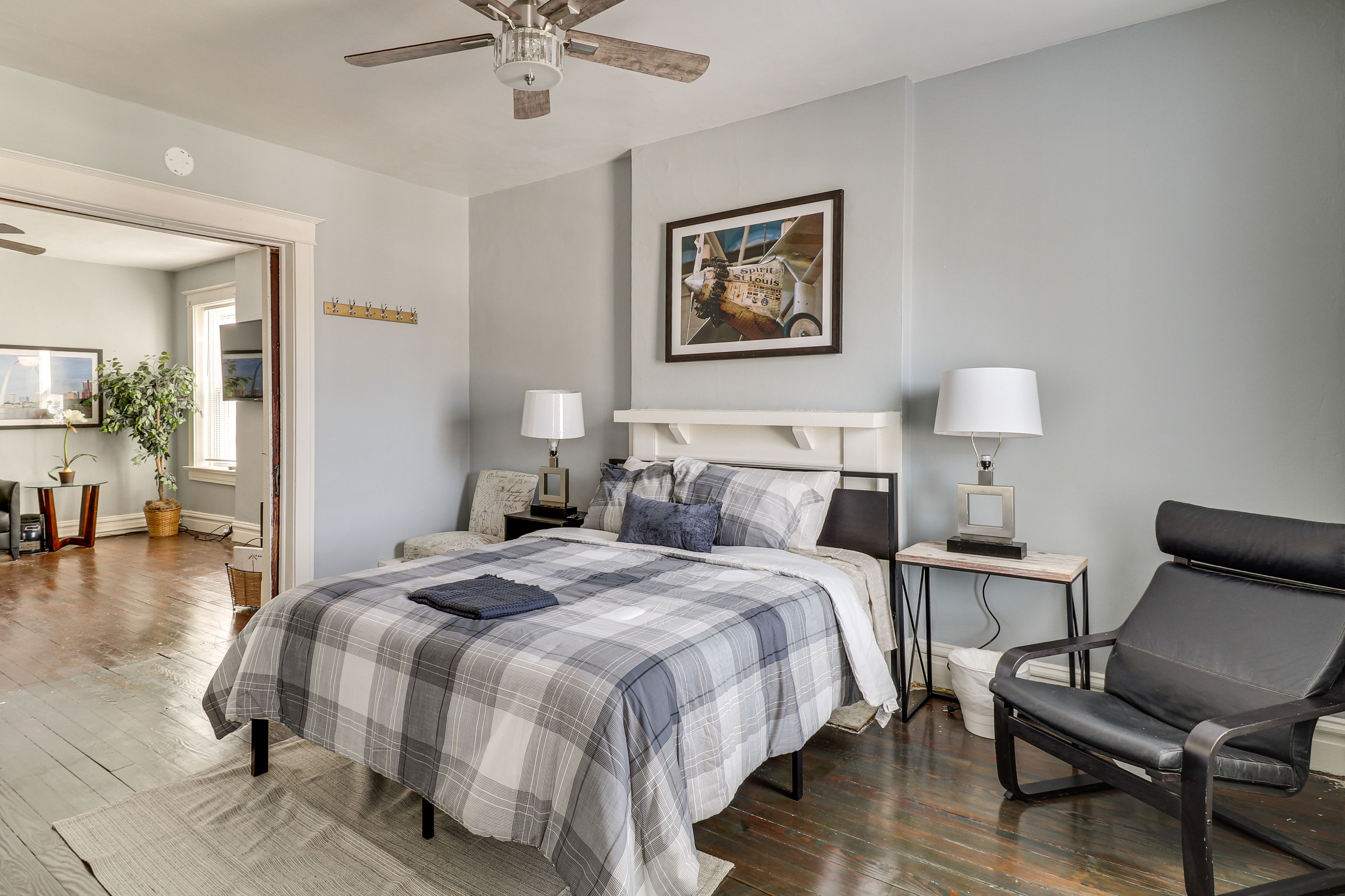 Bedroom | Queen Bed | Smart TV