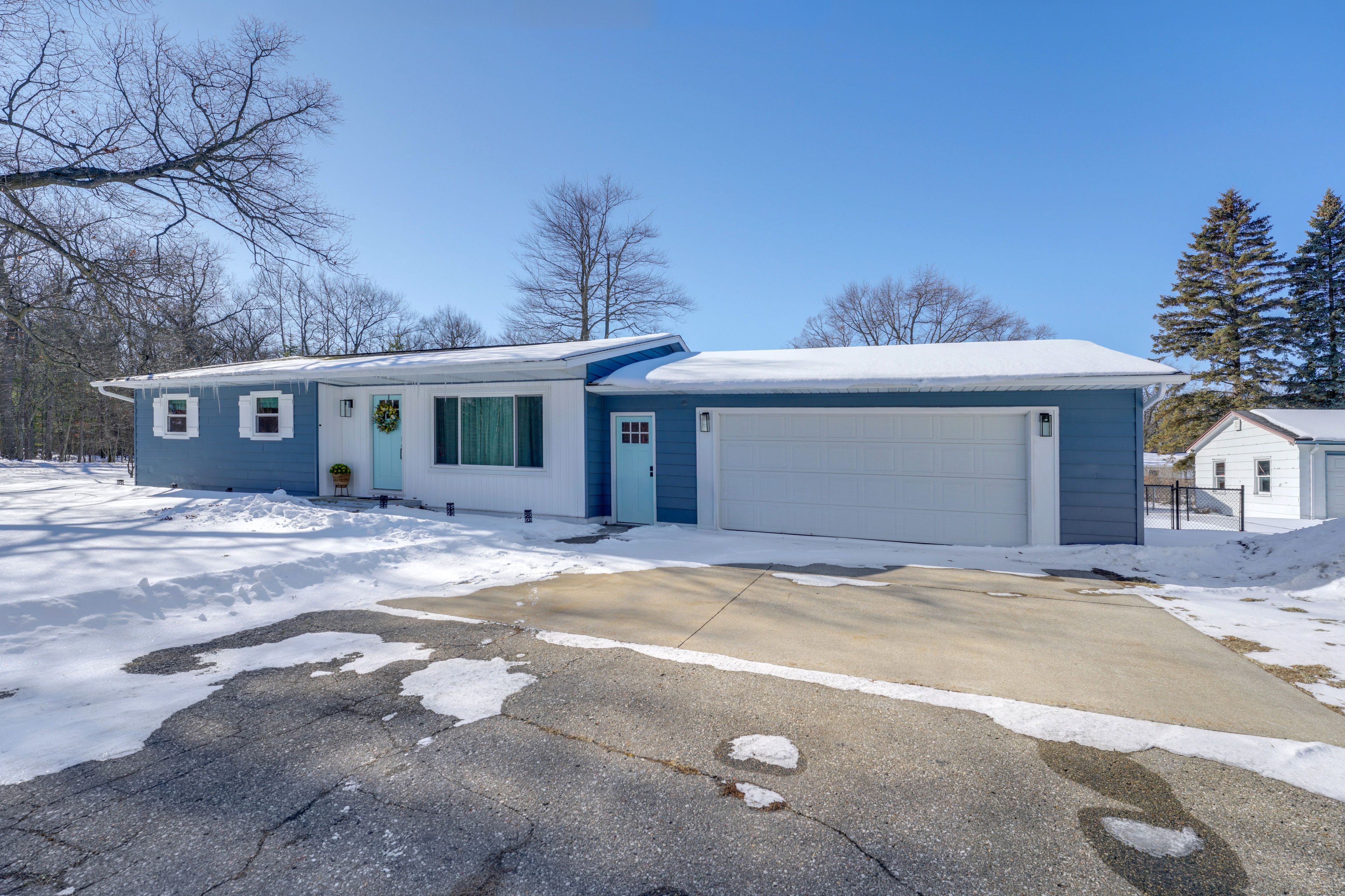 Driveway | 4 Vehicles