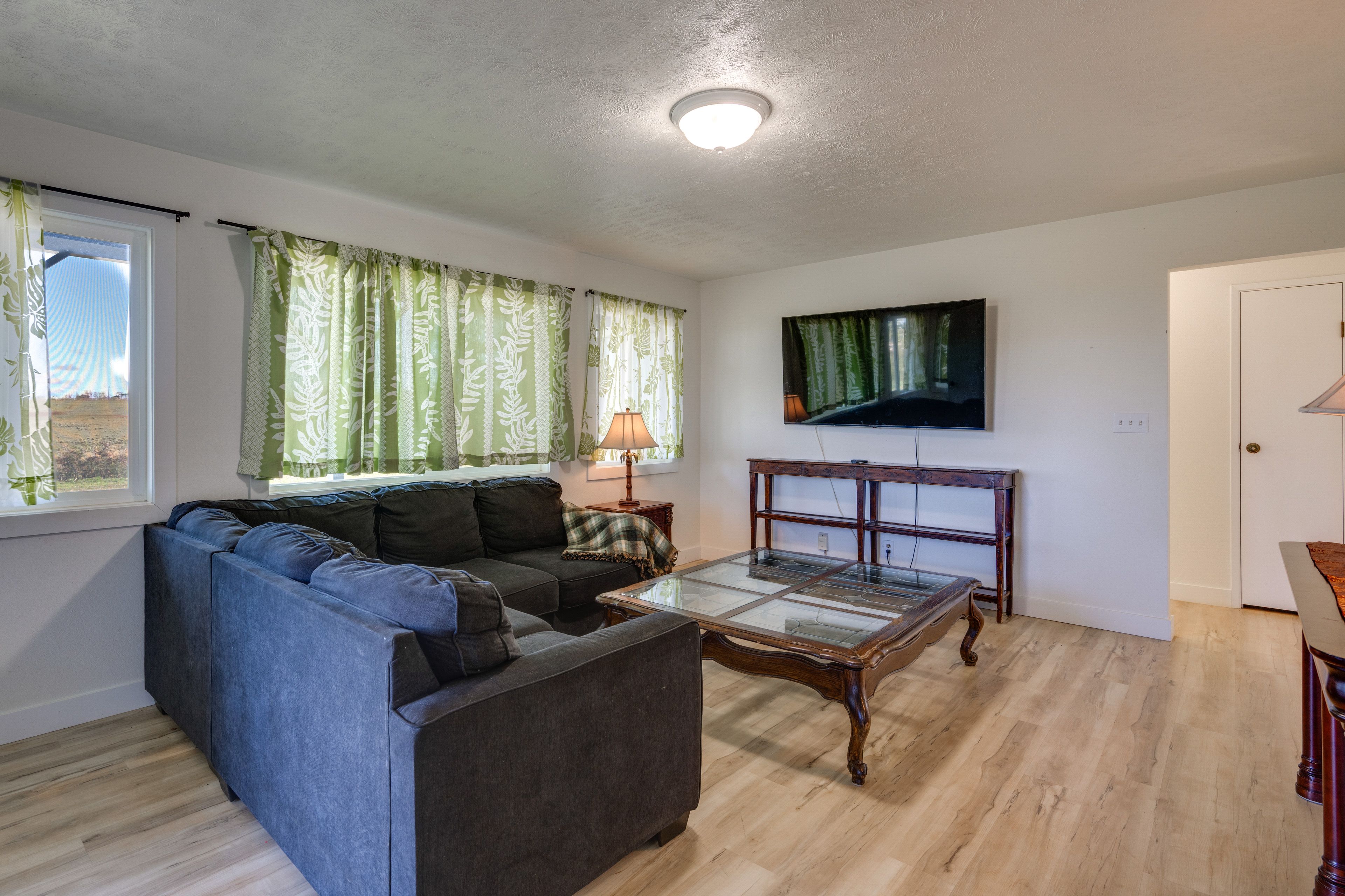 Living Room | Free WiFi | Smart TV