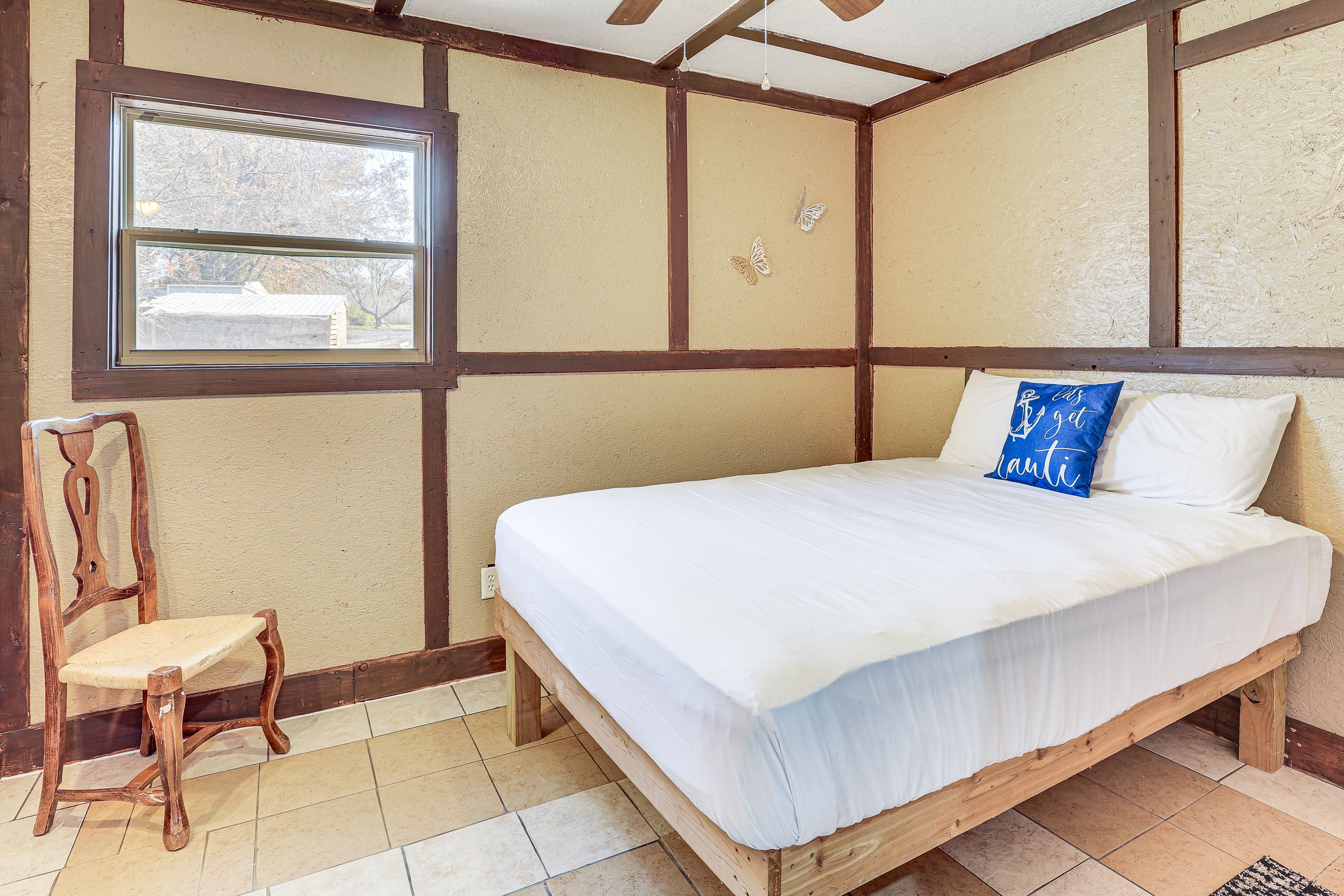 Bedroom 1 | Queen Bed | 1st Floor