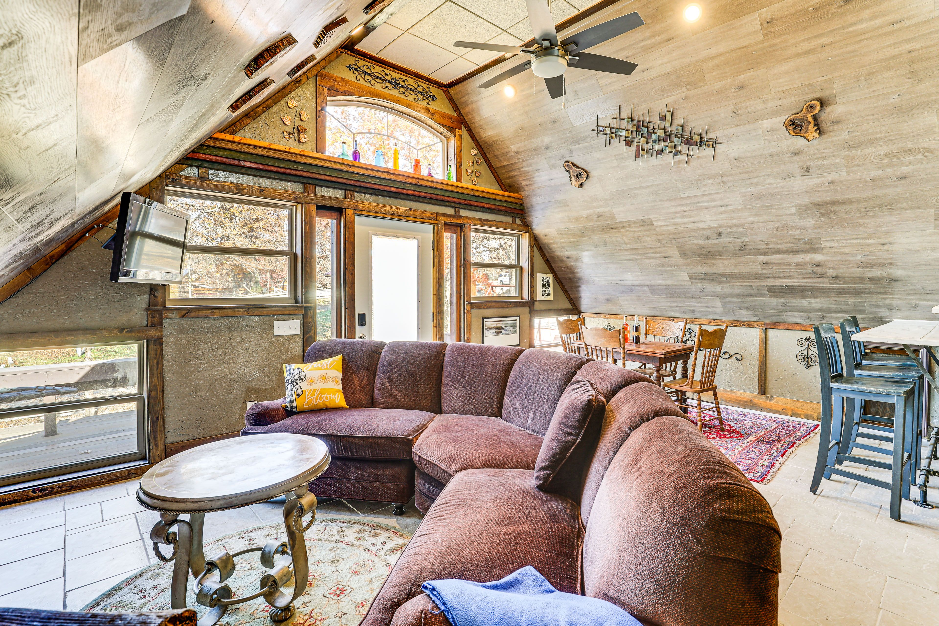 Living Room | Dining Area | Free WiFi | 1st Floor