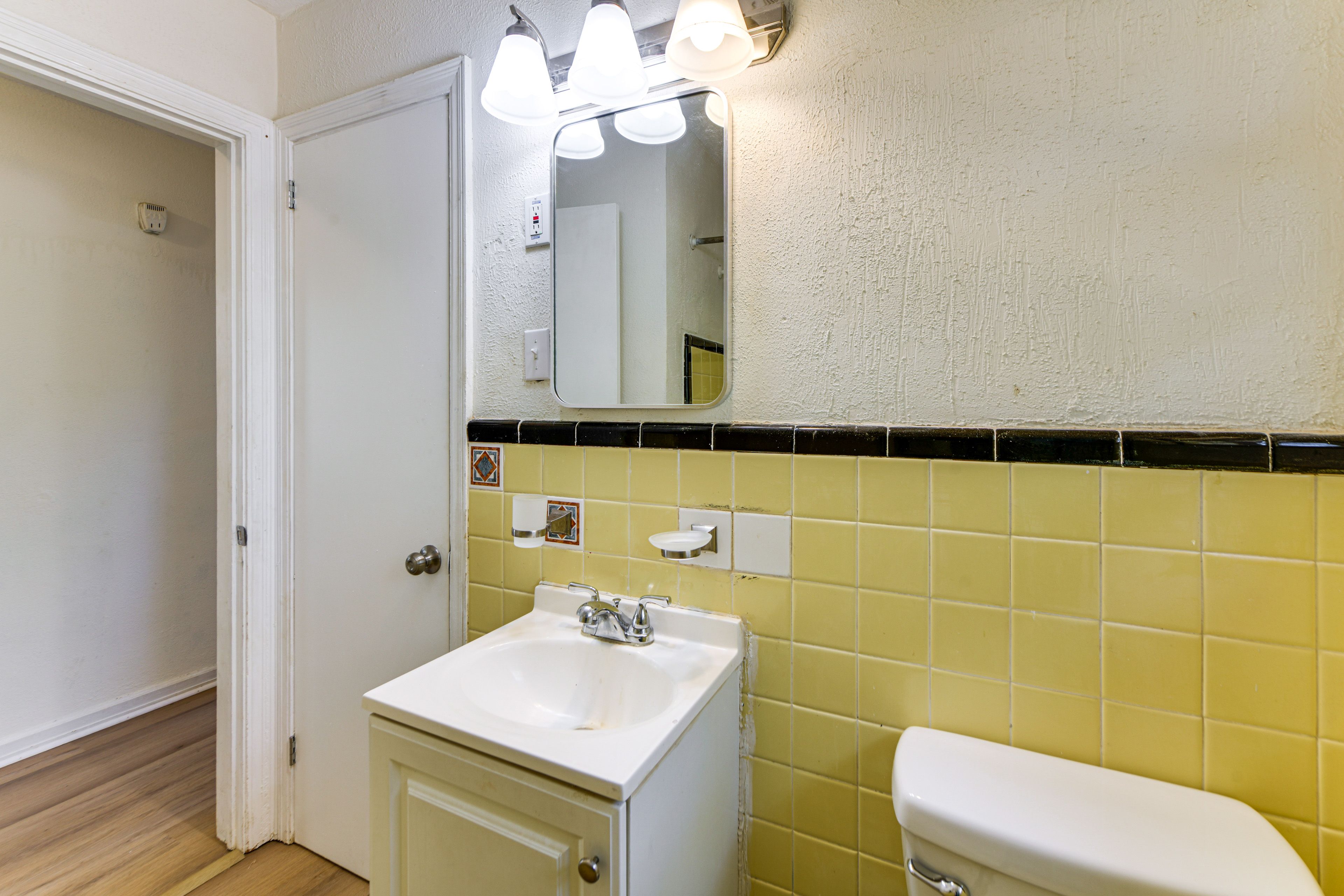 Full Bathroom | Towels & Linens Provided