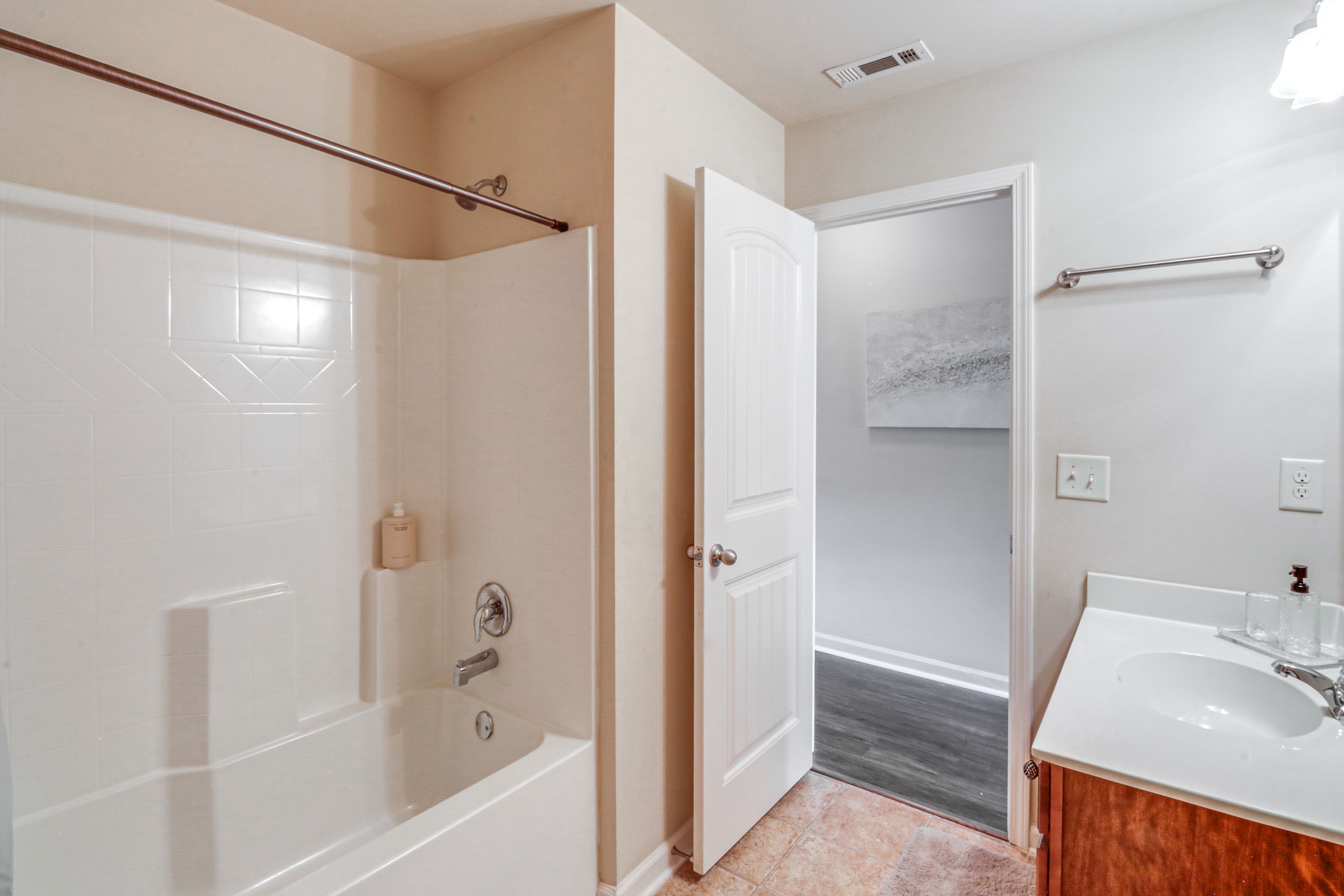 Full Bathroom | 2nd Floor | Complimentary Toiletries