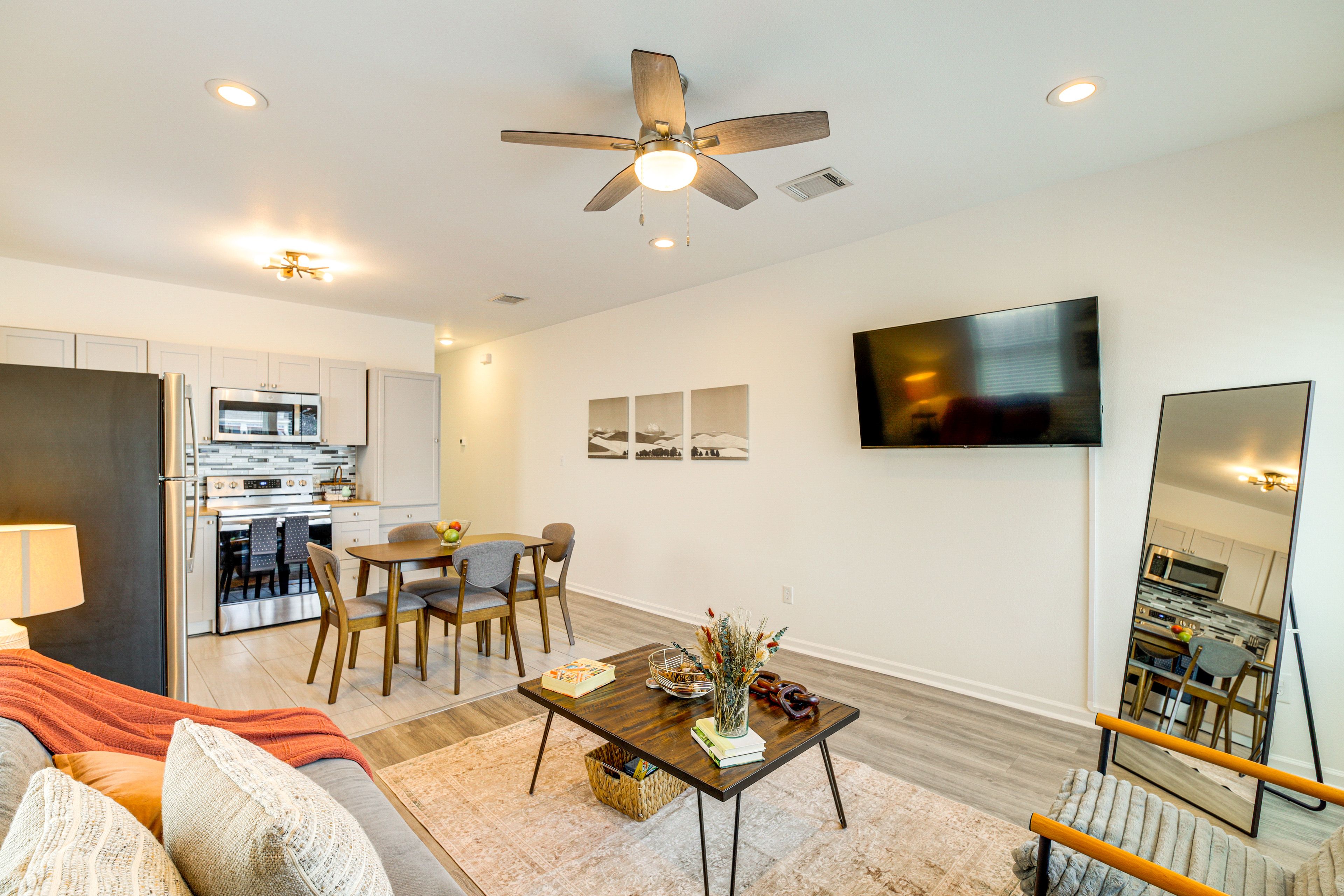 Living Room | Free WiFi | Central Heating & A/C | Smart TV