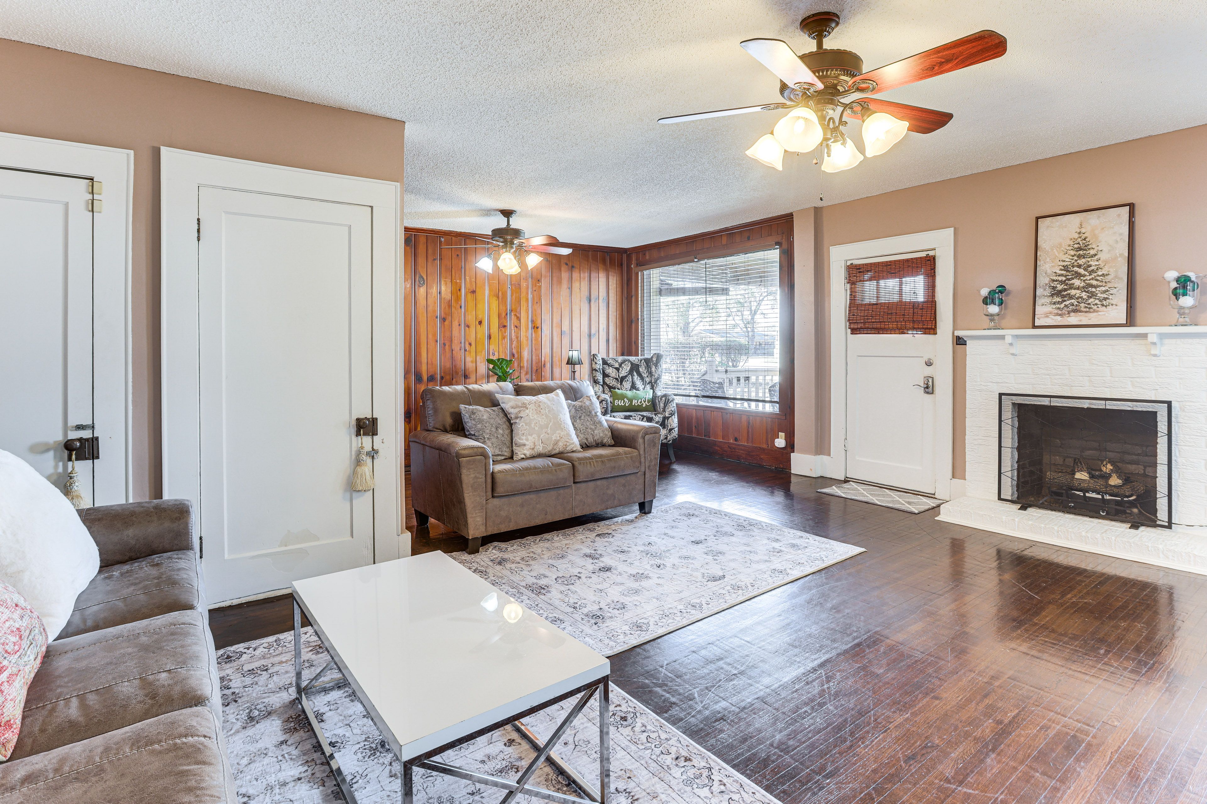 Living Room | Free WiFi | Central Heating & Air Conditioning