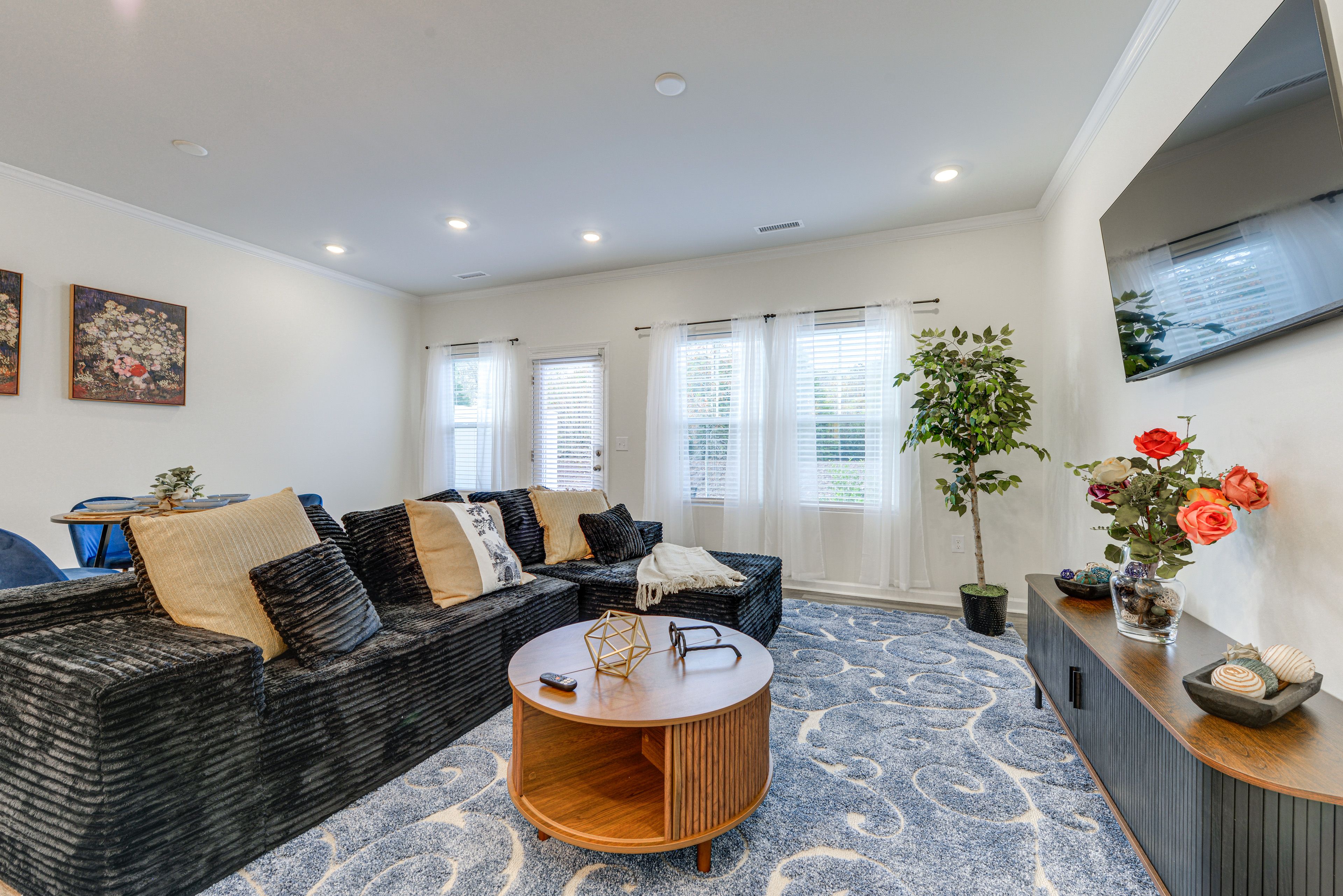 Living Room | 1st Floor | Smart TV | Free WiFi | Central A/C & Heating