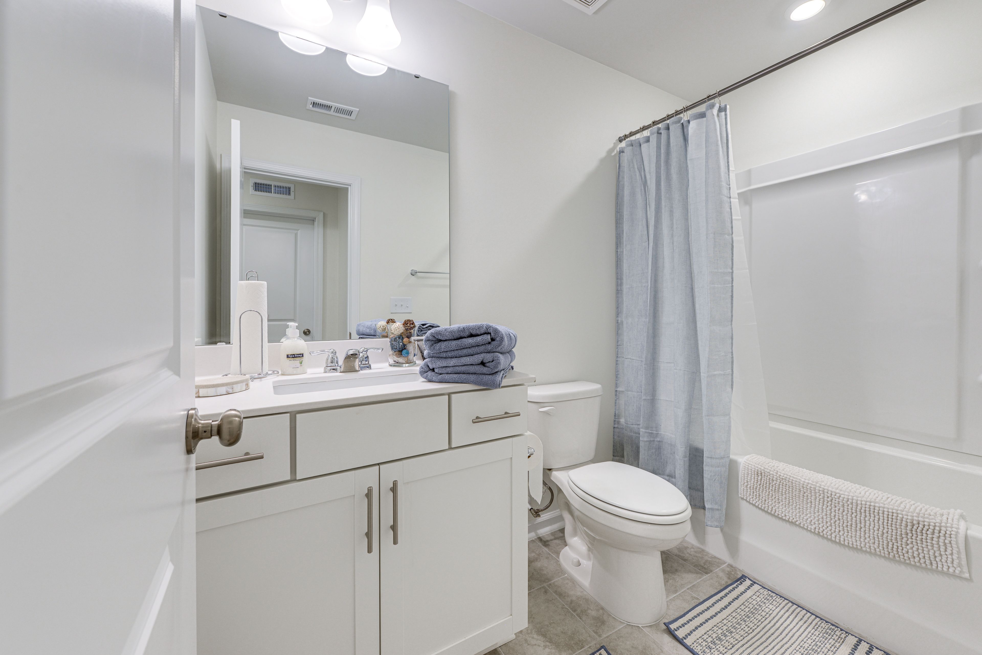 Full Bathroom | 2nd Floor | Complimentary Toiletries