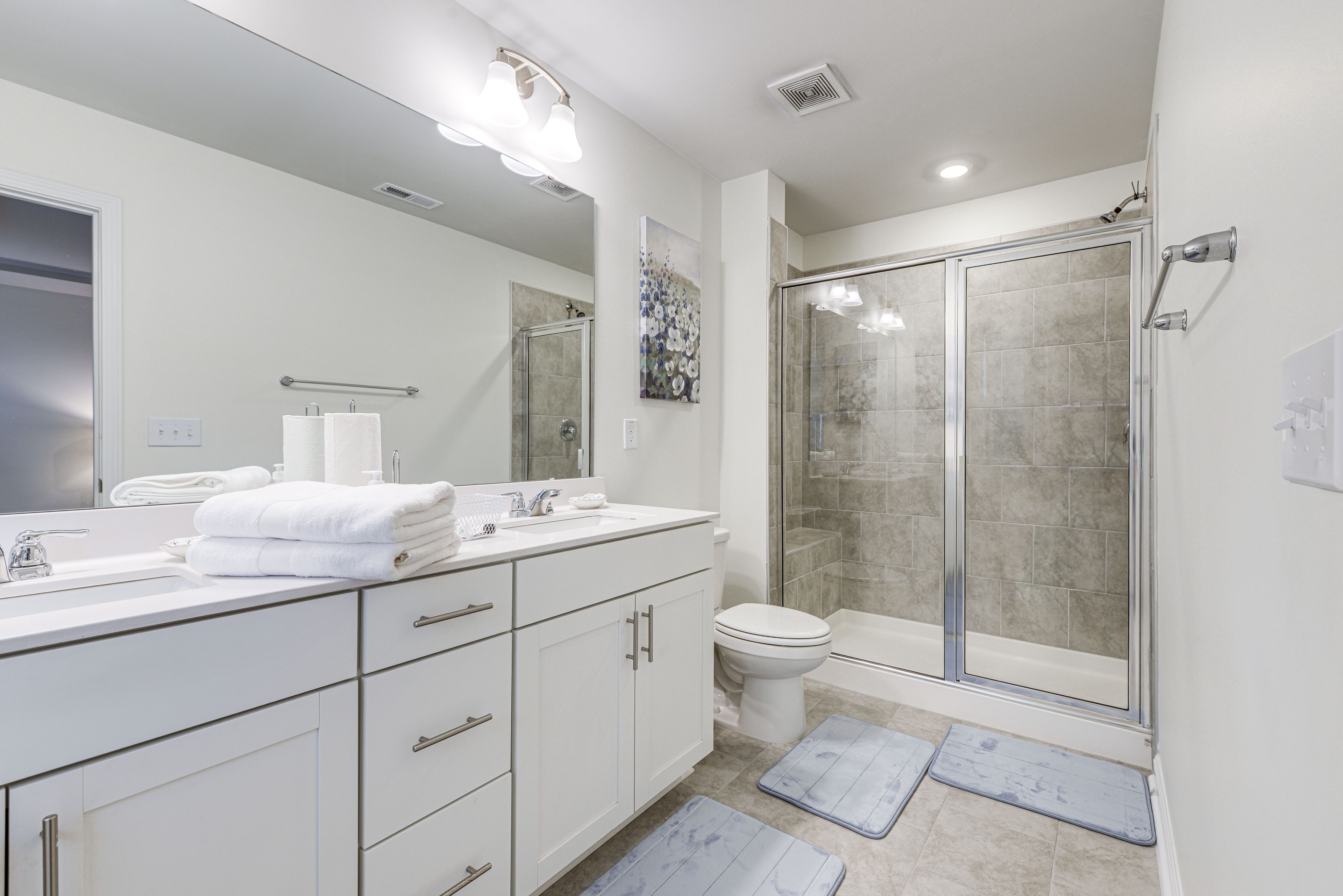 Full Bathroom | 1st Floor | Towels Provided