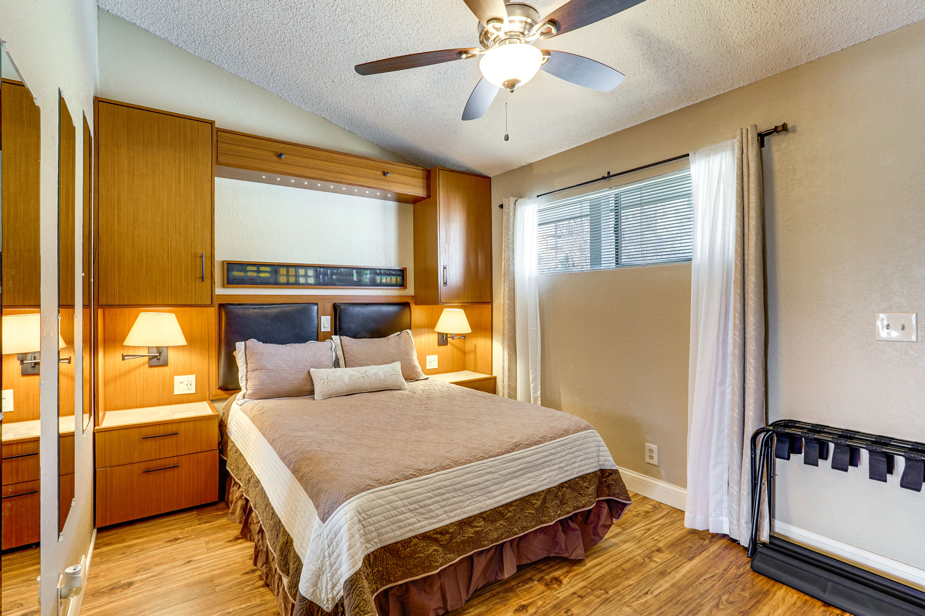 Bedroom 1 | Queen Bed