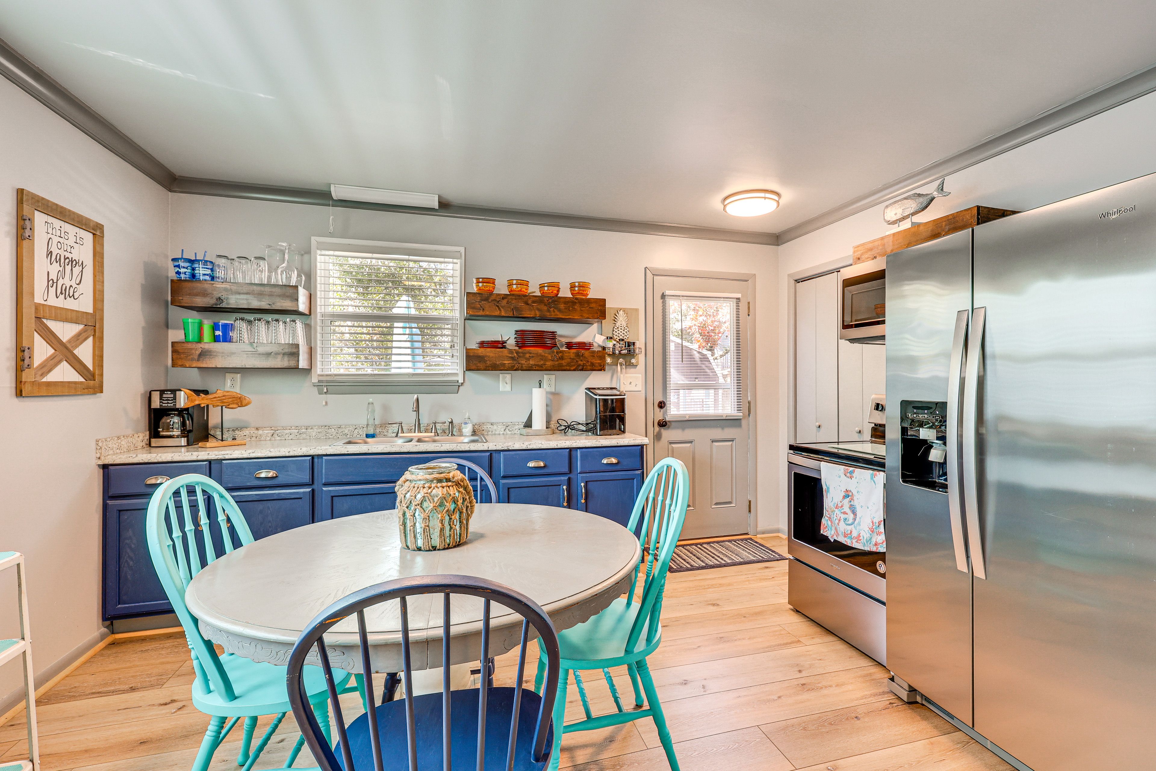 Kitchen | Dining Table | Free WiFi