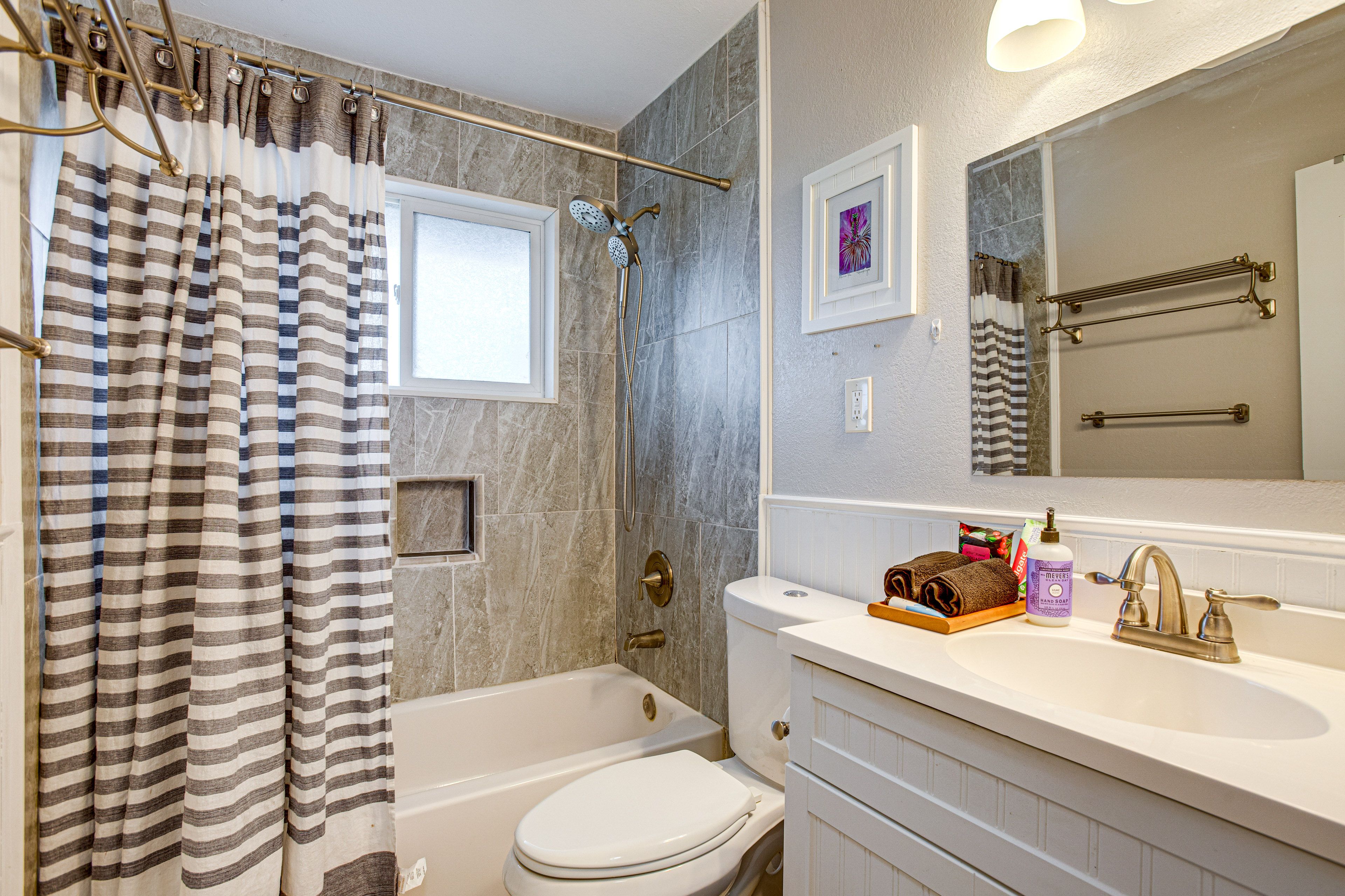 Full Bathroom | Main Level | Towels Provided