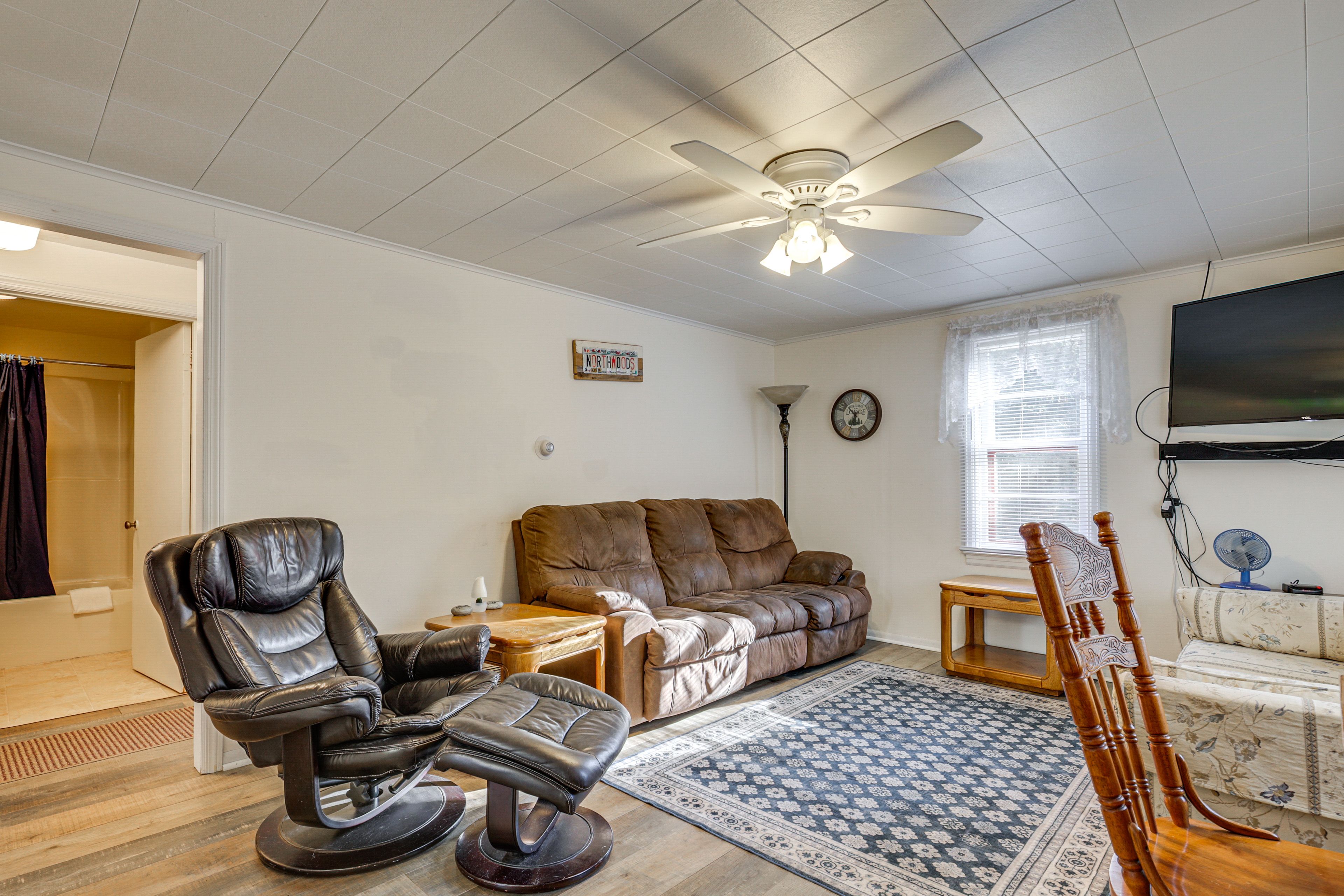 Living Room | Smart TV | Free WiFi | Main Level