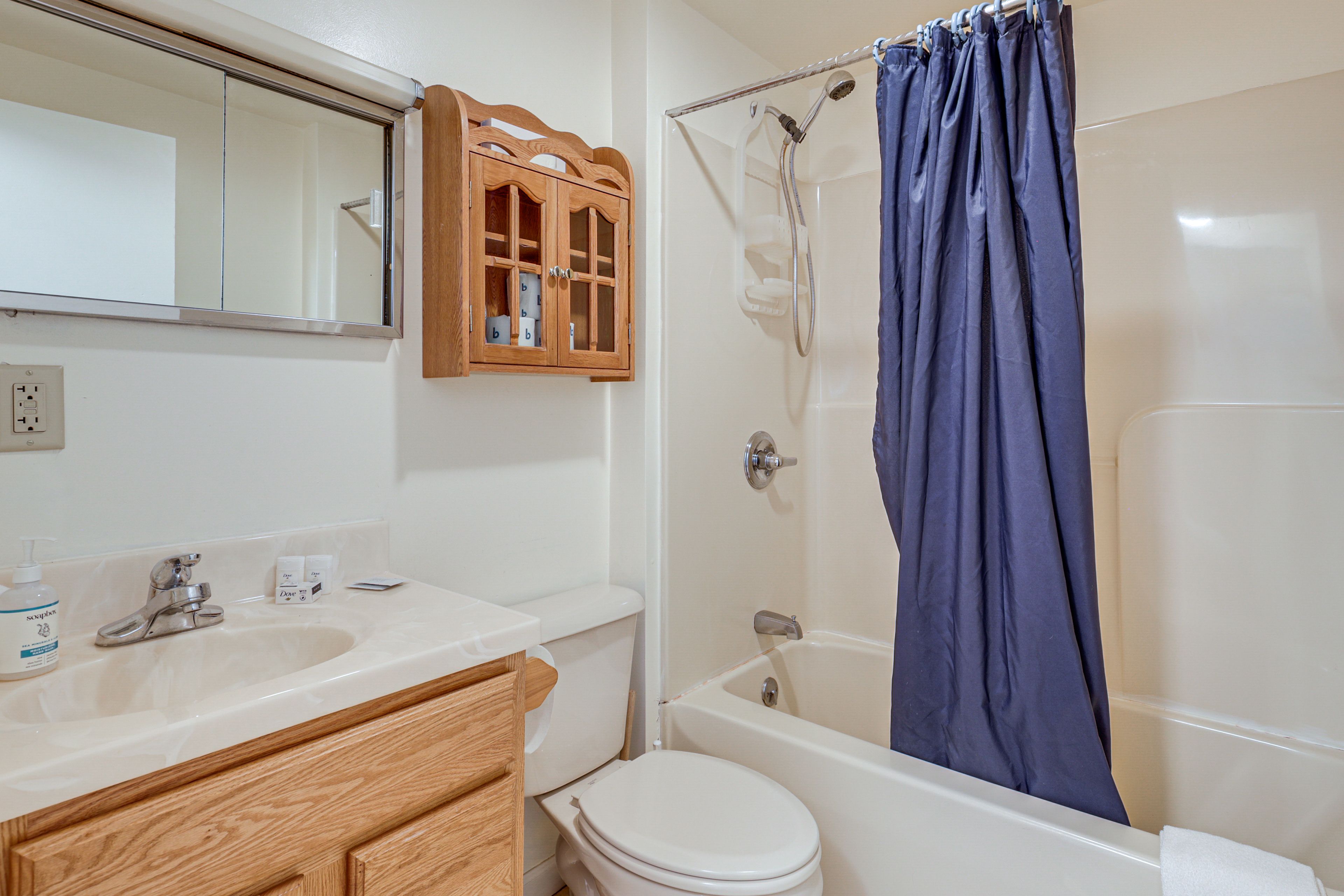 Full Bath | Towels | Hair Dryer | Main Level