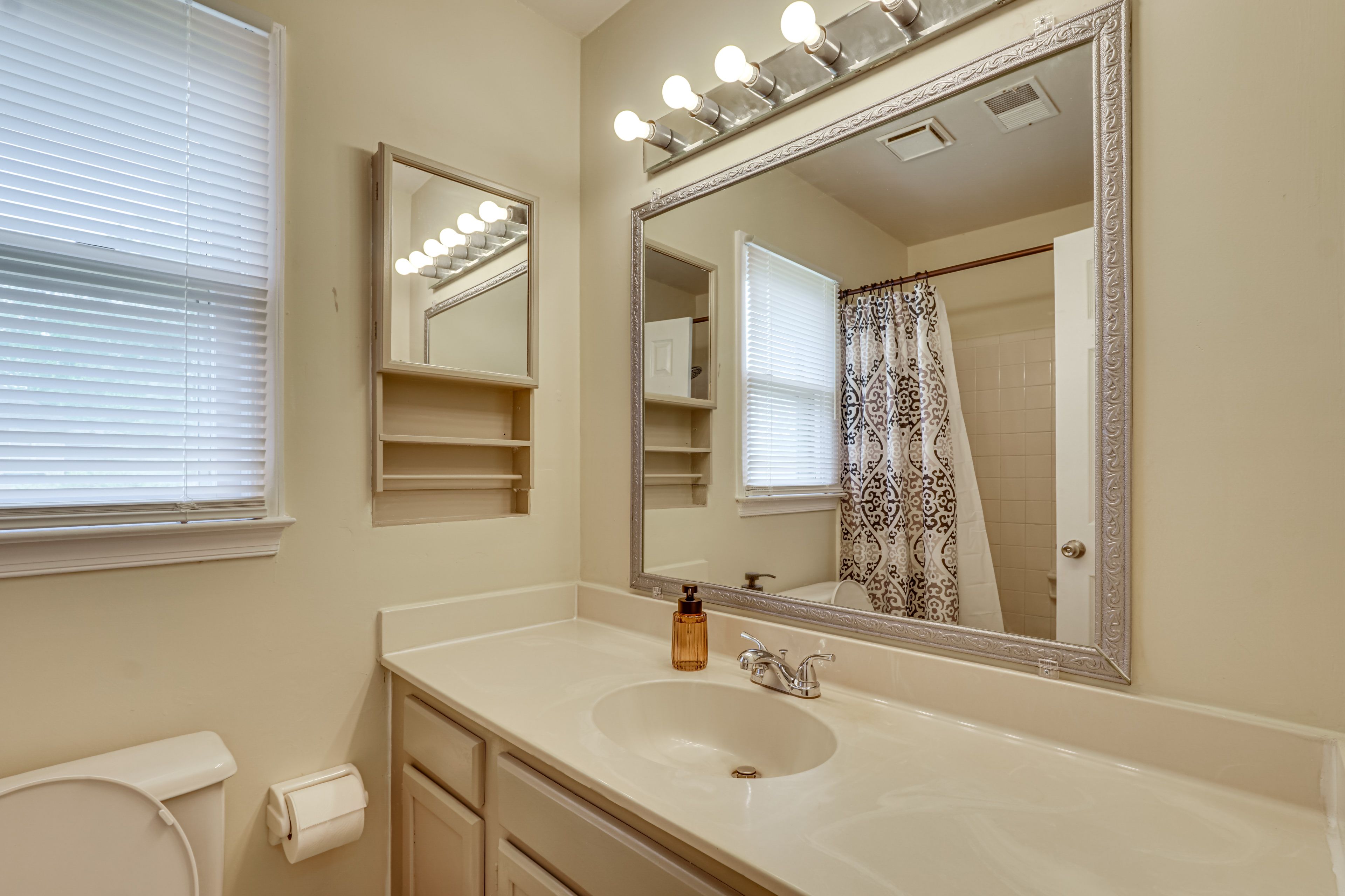 Full Bathroom | 2nd Floor