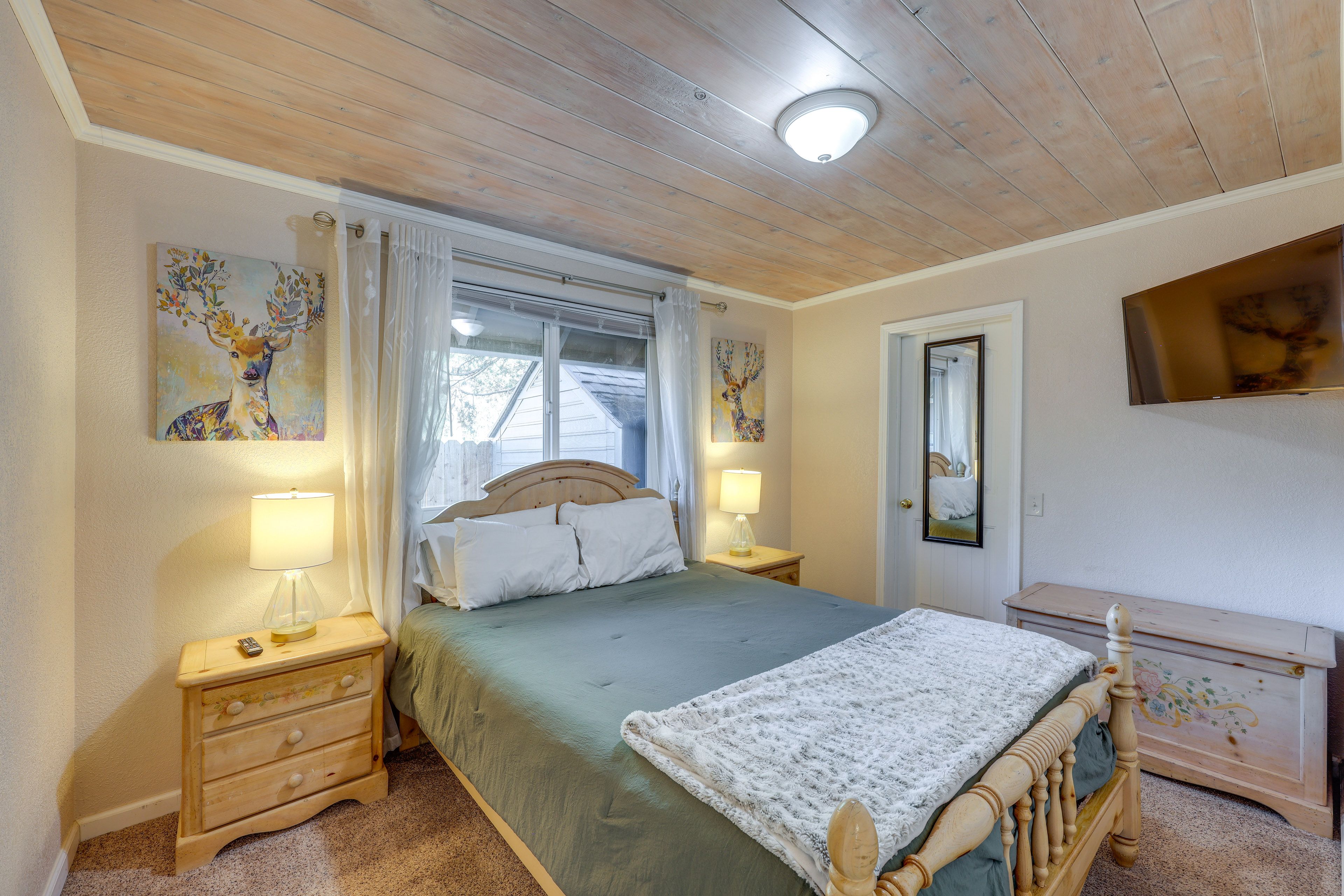 Bedroom 1 | 1st Floor | Queen Bed | Linens Provided