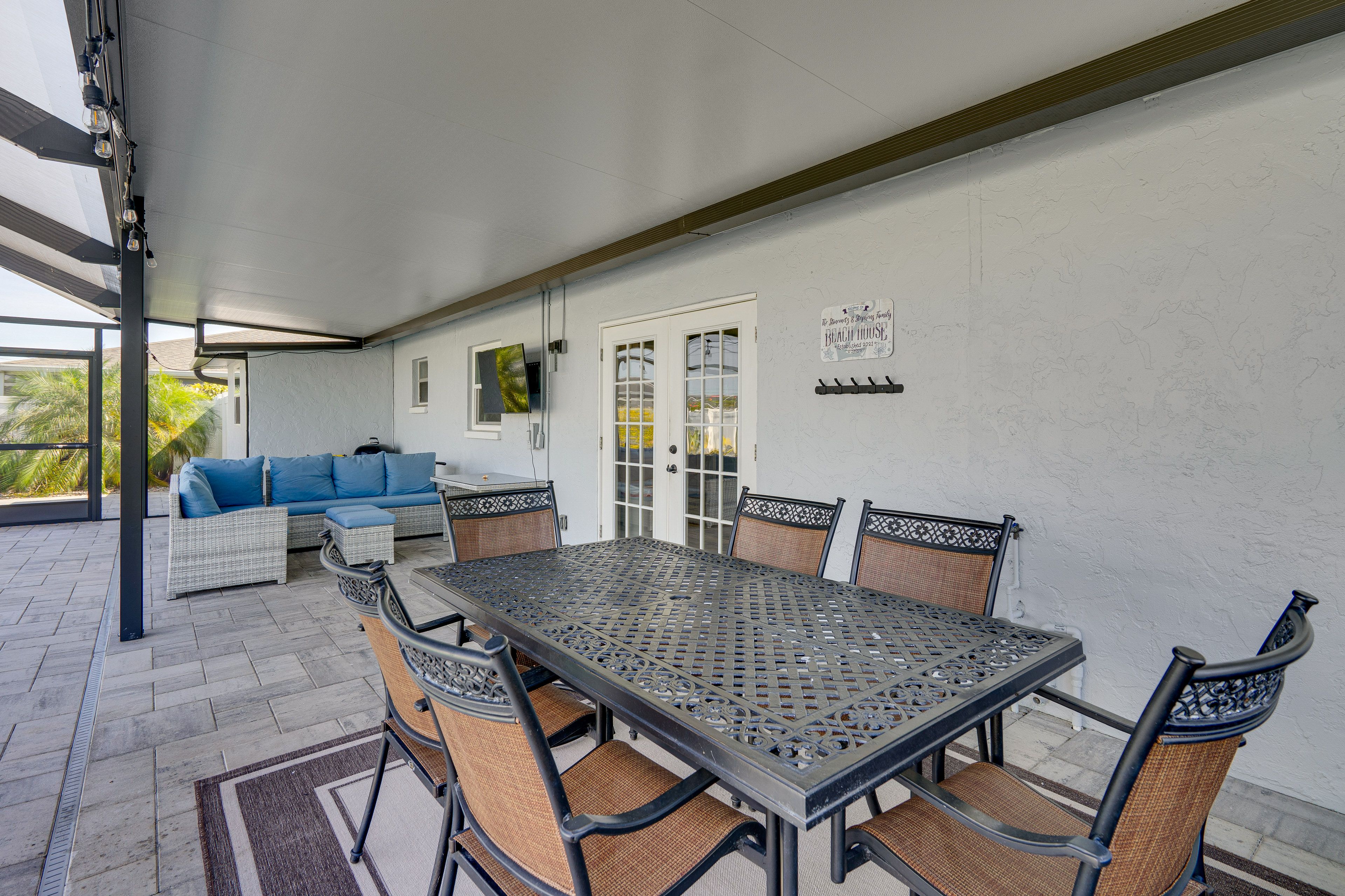 Lanai | Dining Area | Charcoal Grill | Lounge Seating | Outdoor TV