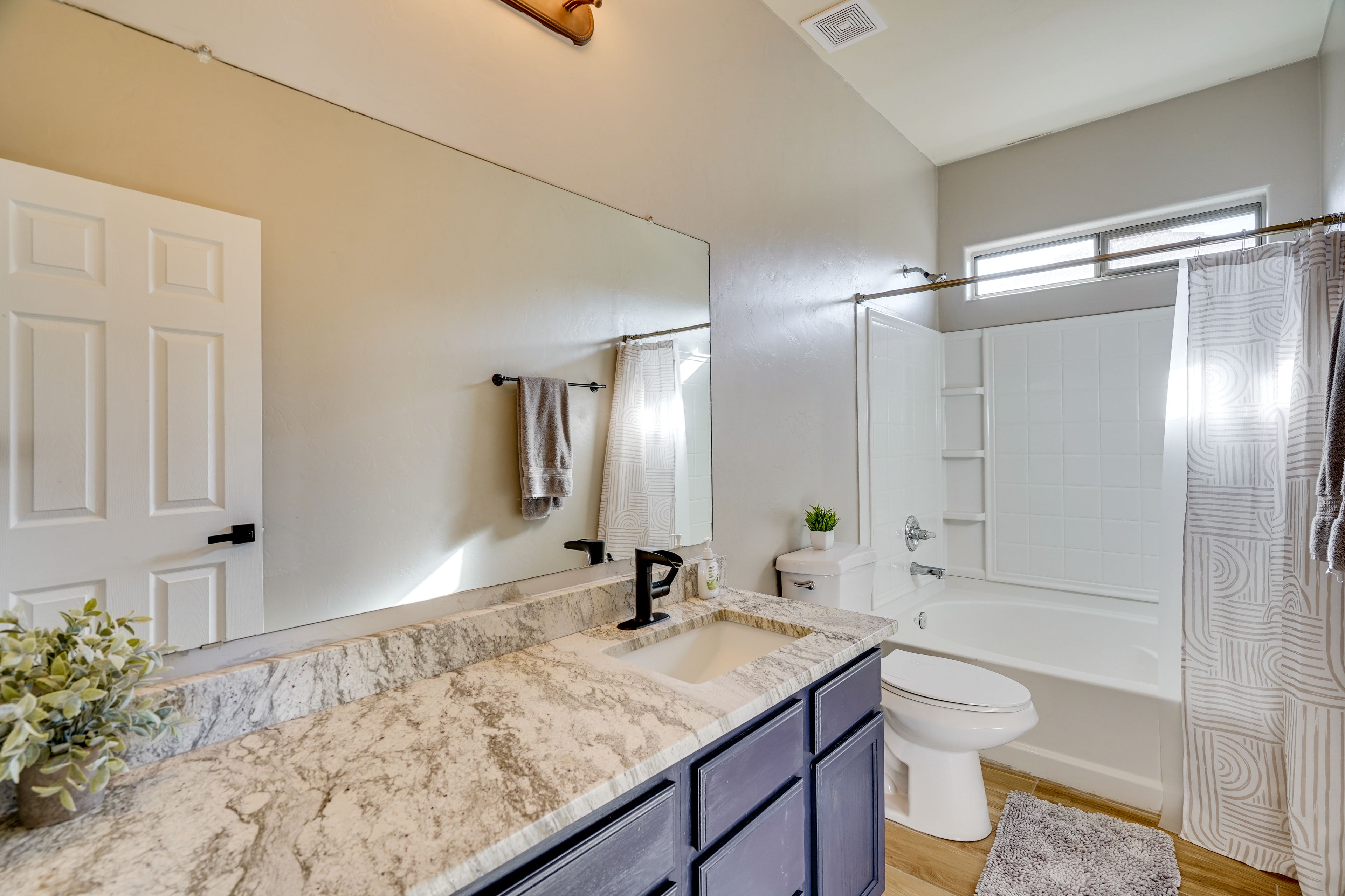 Bathroom | 2nd Floor