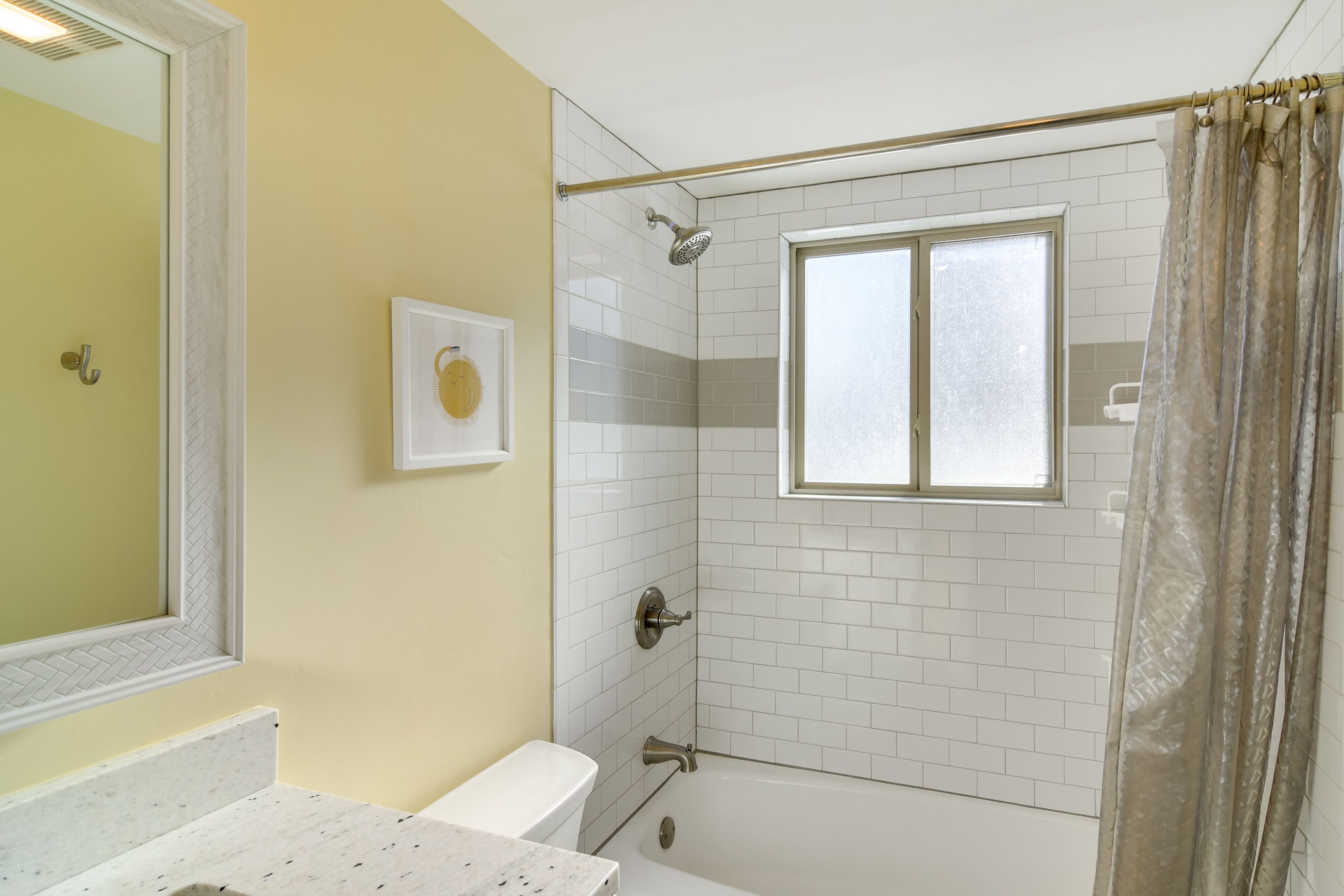 Full Bathroom | Towels Provided