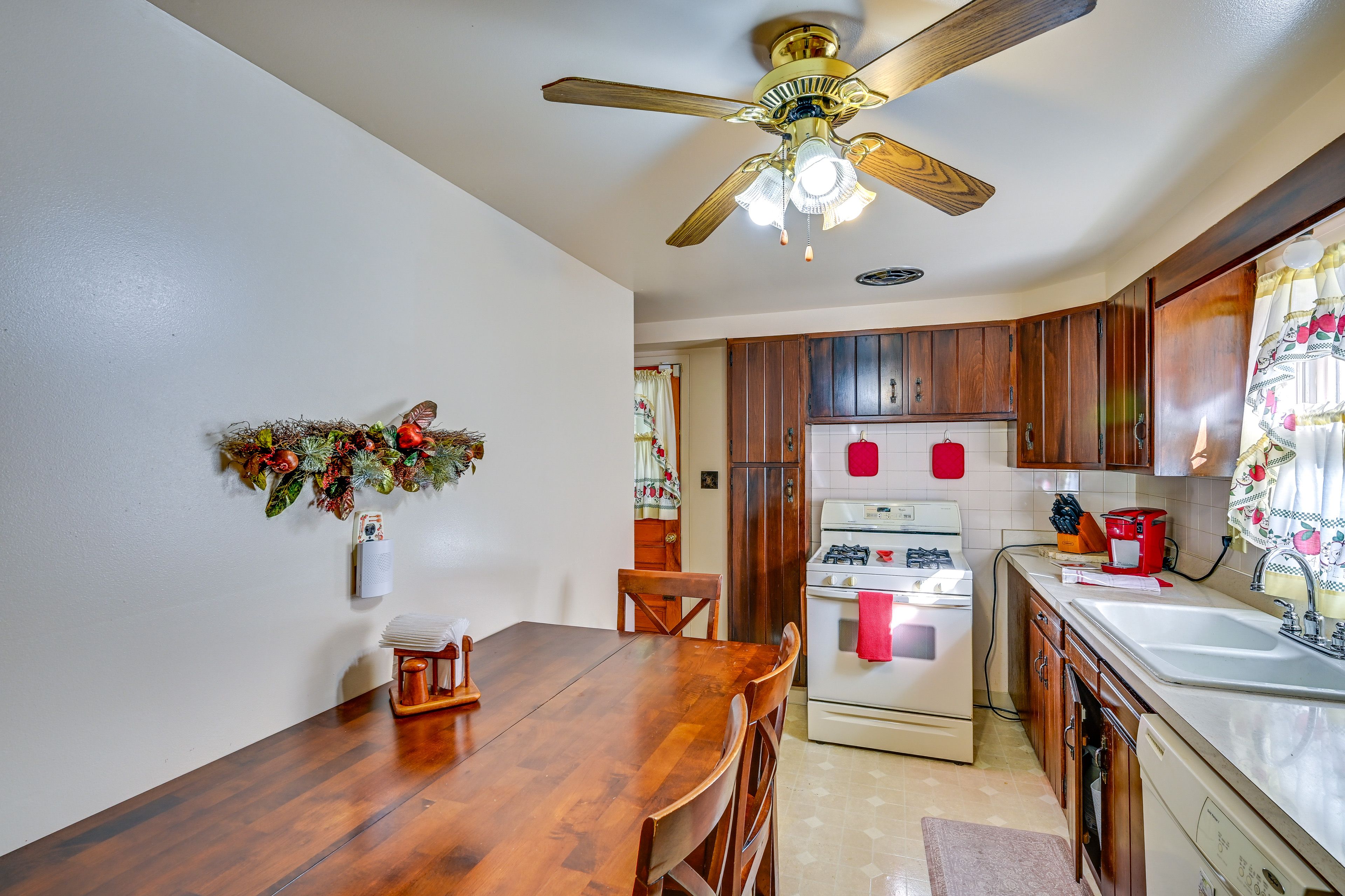 Kitchen & Dining Area
