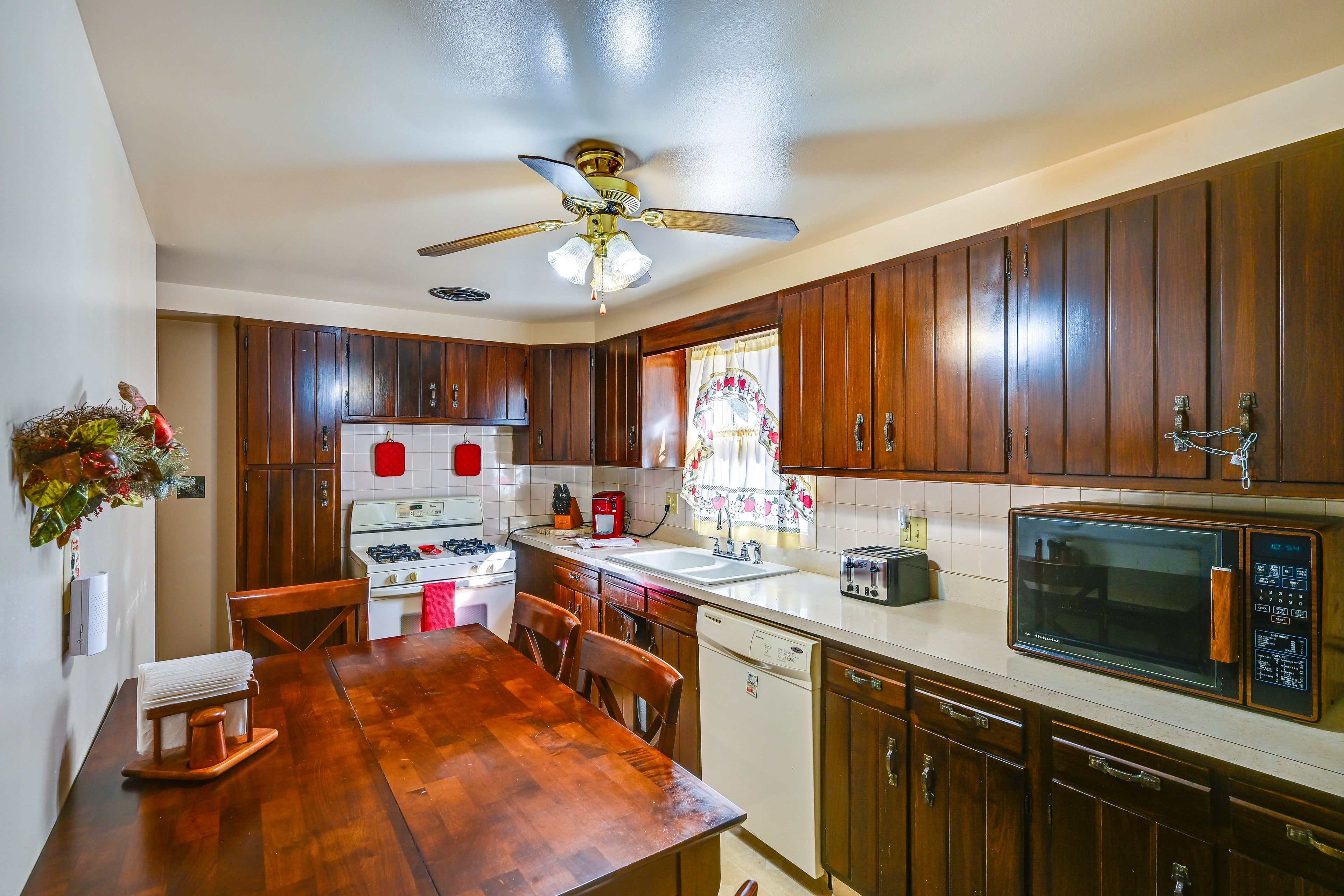 Kitchen & Dining Area
