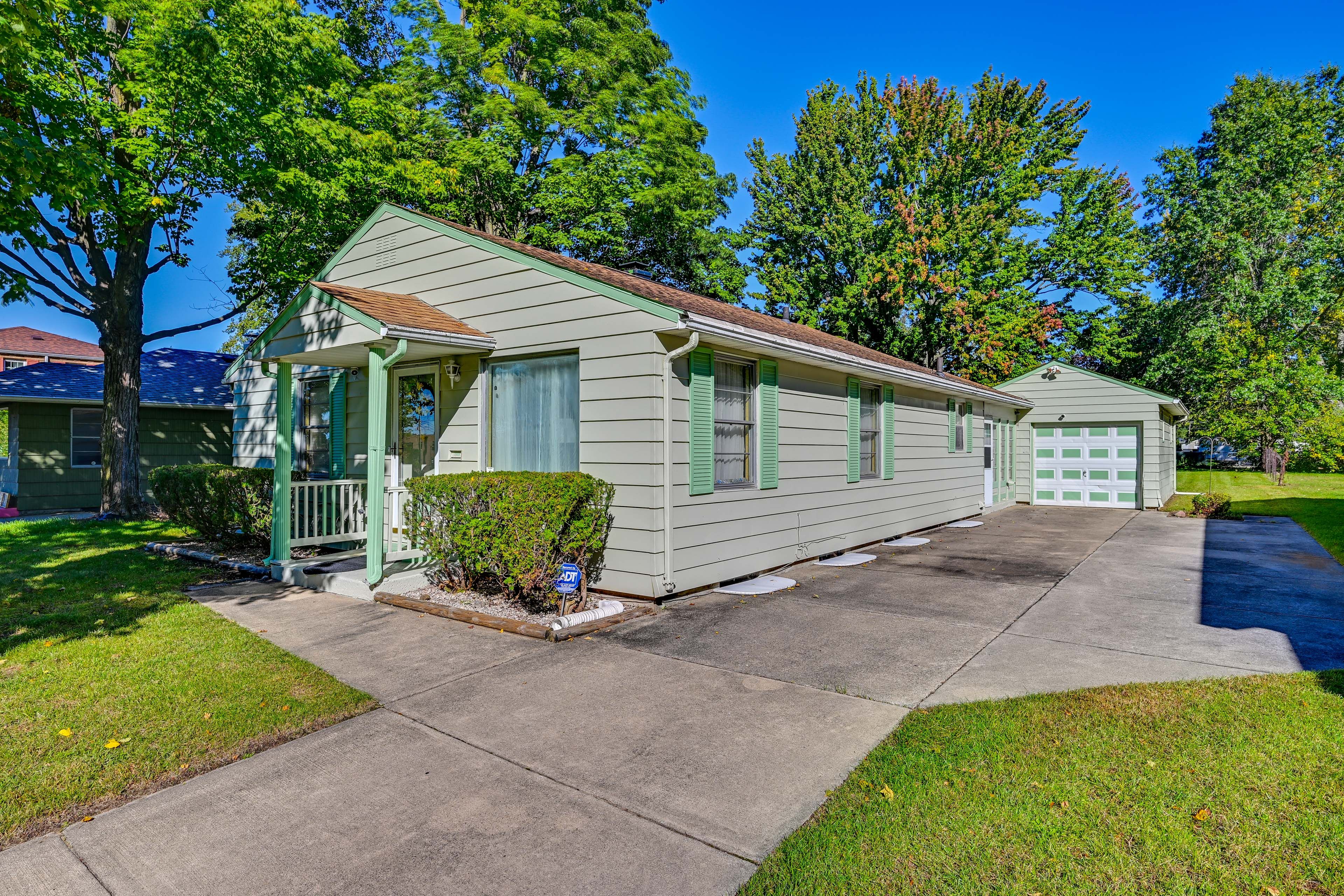 Exterior | Driveway (4 Vehicles)