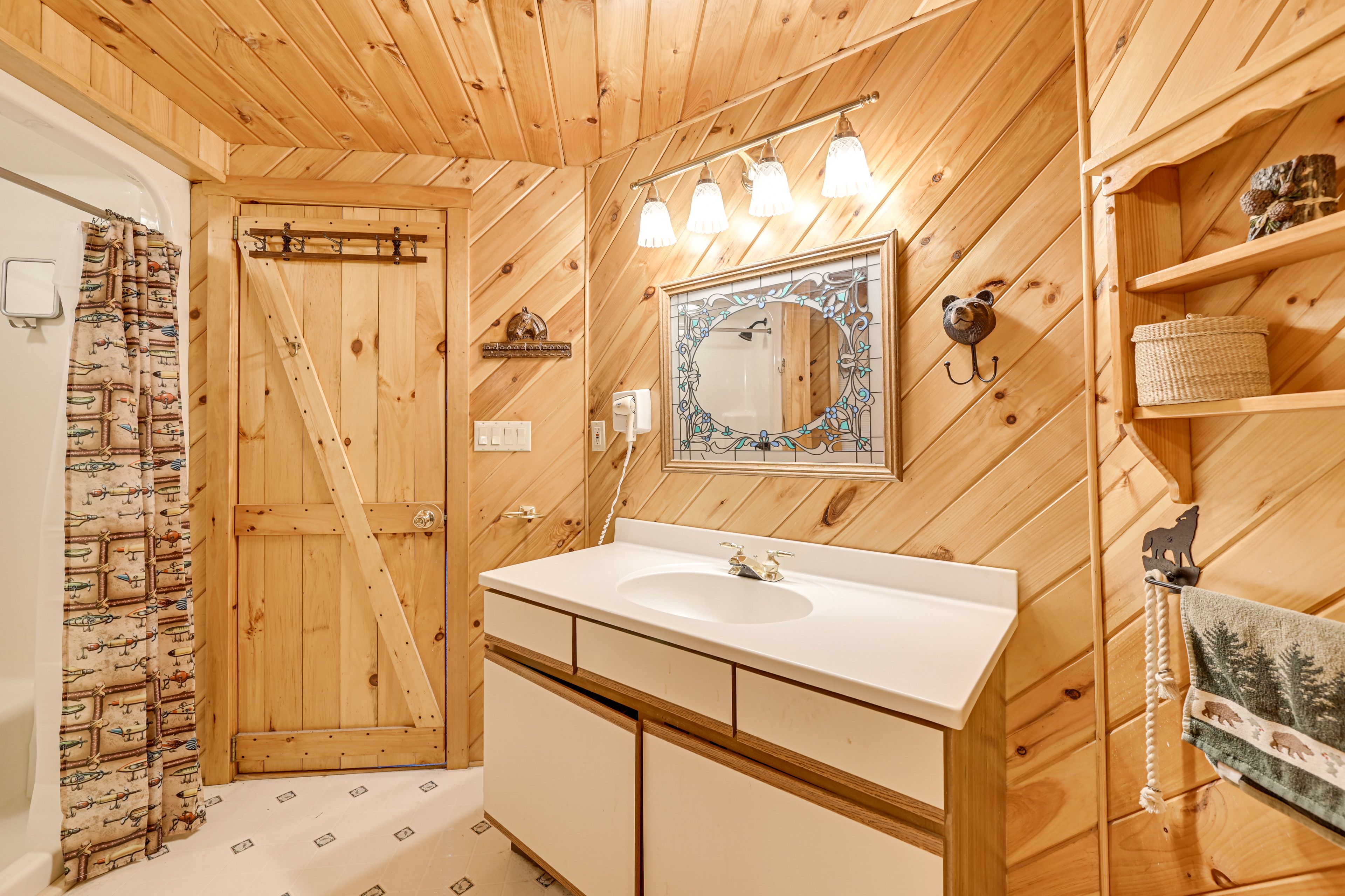 En-Suite Bathroom | Towels & Linens Provided | Main Level